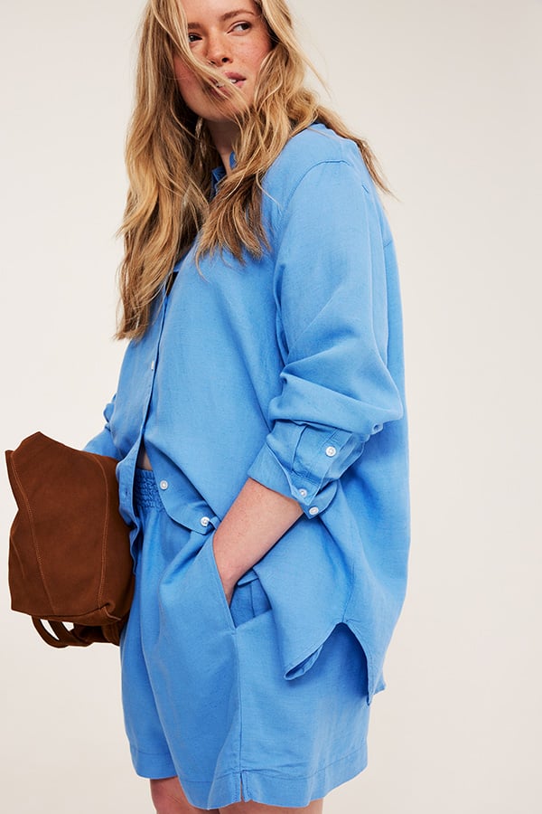Plus size kvinna i brunt, matchande linneset.