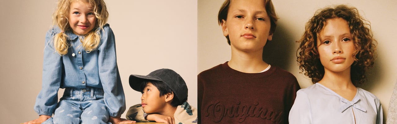 En blond tjej i jeanskläder sittandes och en kille i keps. 
