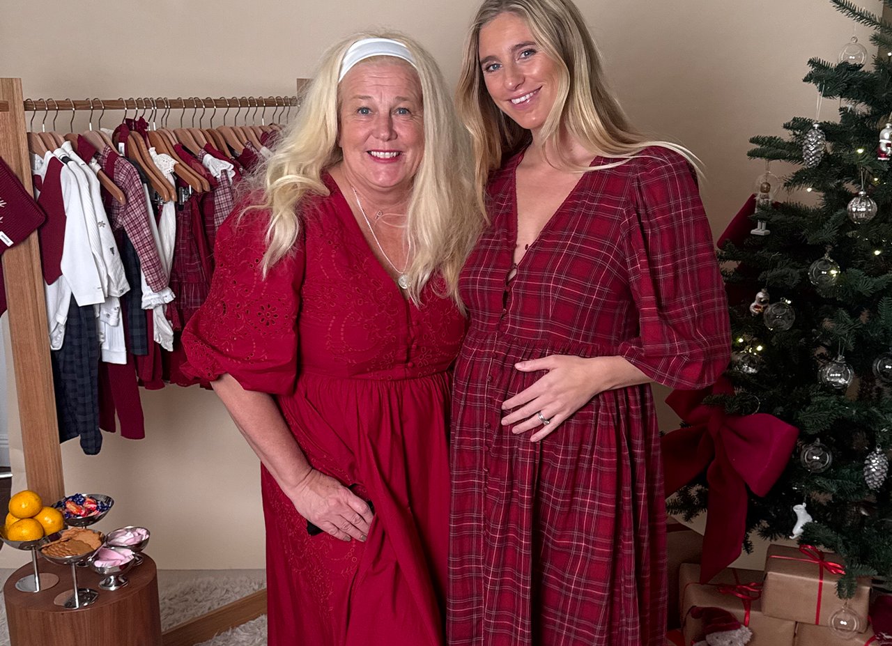 Två kvinnor i Newbiekläder, en klädställning och en julgran.