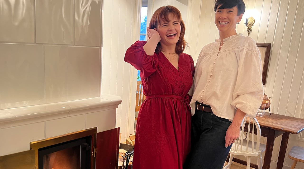 To kvinner foran en ung jente i Newbieklær.