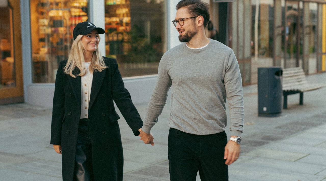 Influenser Anne Marthe og ektemannen Alexander står ved siden av hverandre.