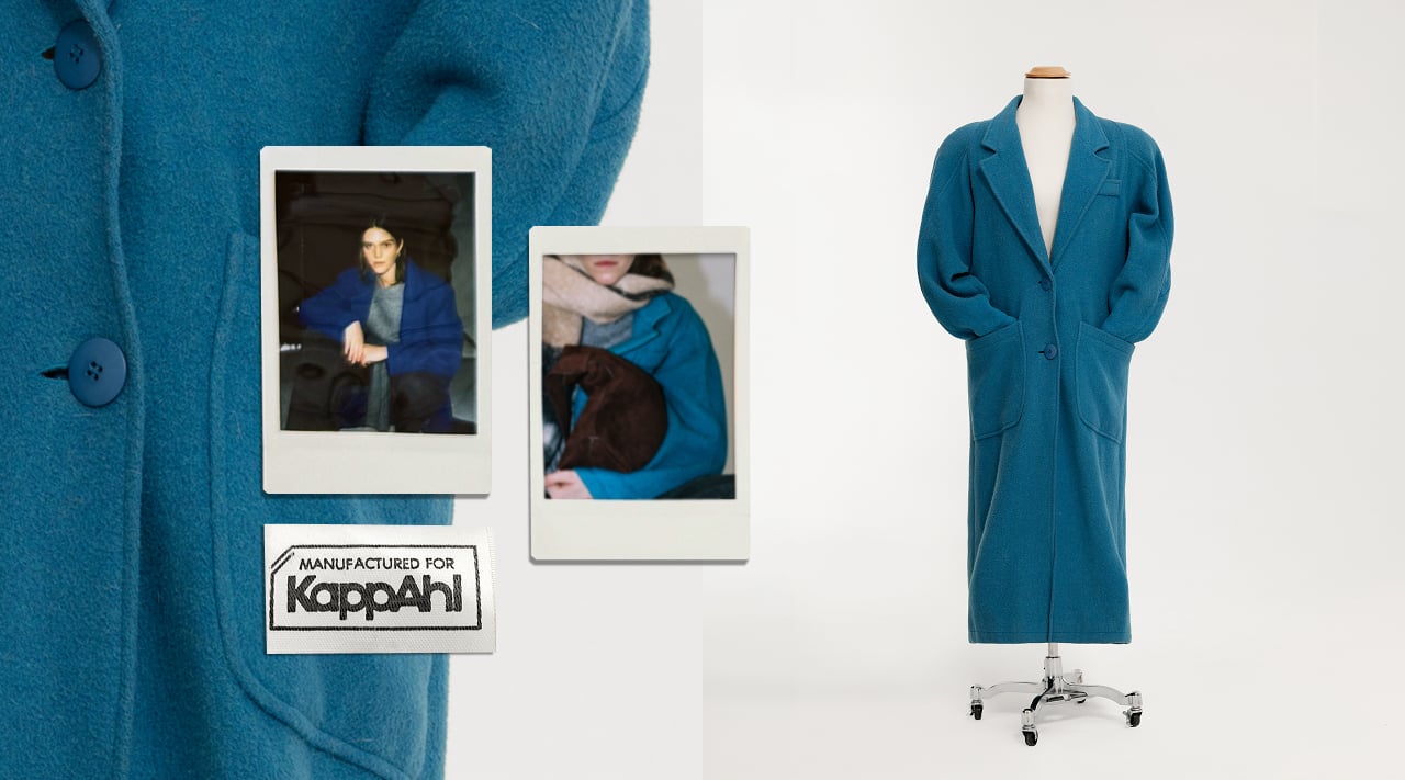 En provdocka med en turkos gammal kappa från Kappahl samt små polaroid bilder med modell i kappa