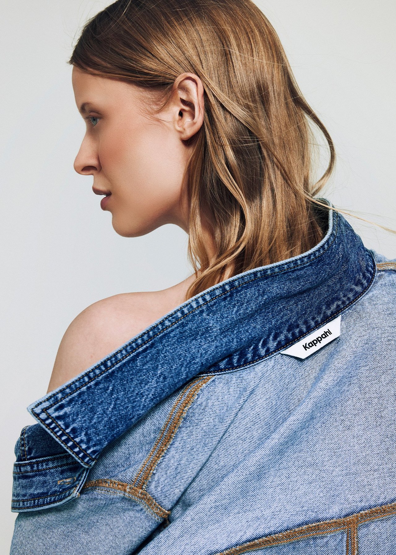 En kvinna med en jeansjacka som är vrängd med insidan utåt