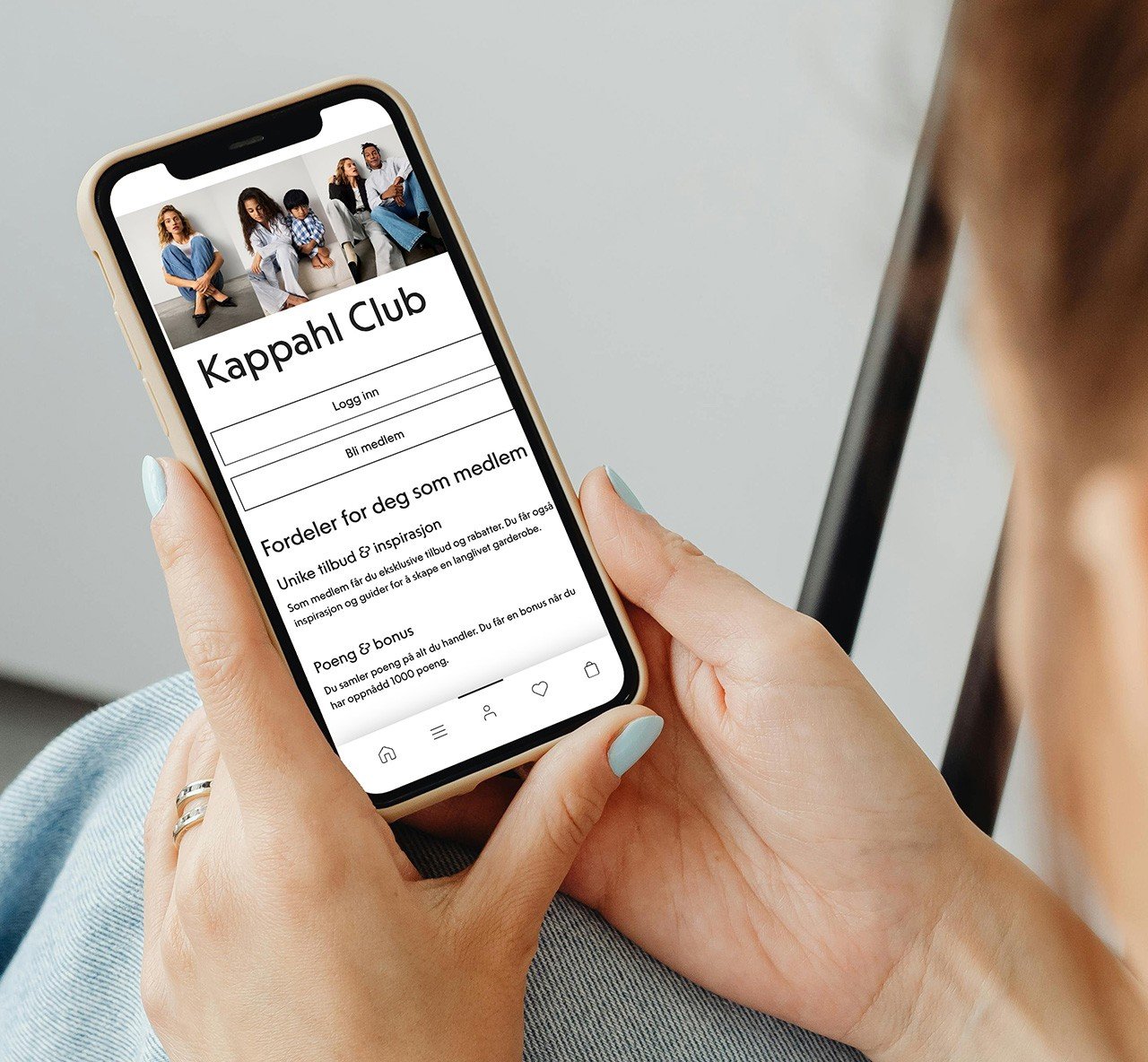 En telefon der du scroller i Kappahls app