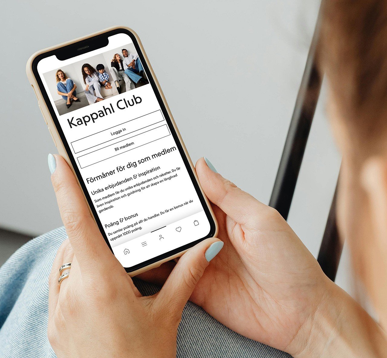 En telefon där man är inne och scrollar i Kappahls app