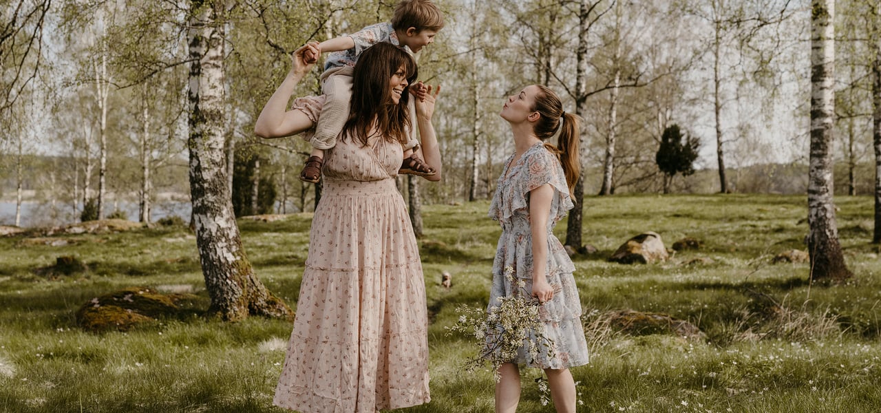 Evelina och johanna visar upp vackra damkläder från Newbie med matchande barnkläder