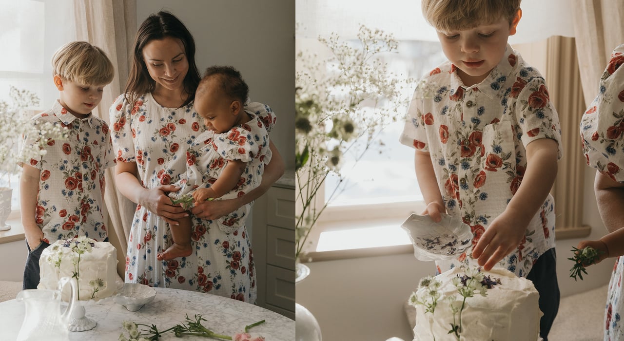 Mor och barn i matchande blommiga kläder