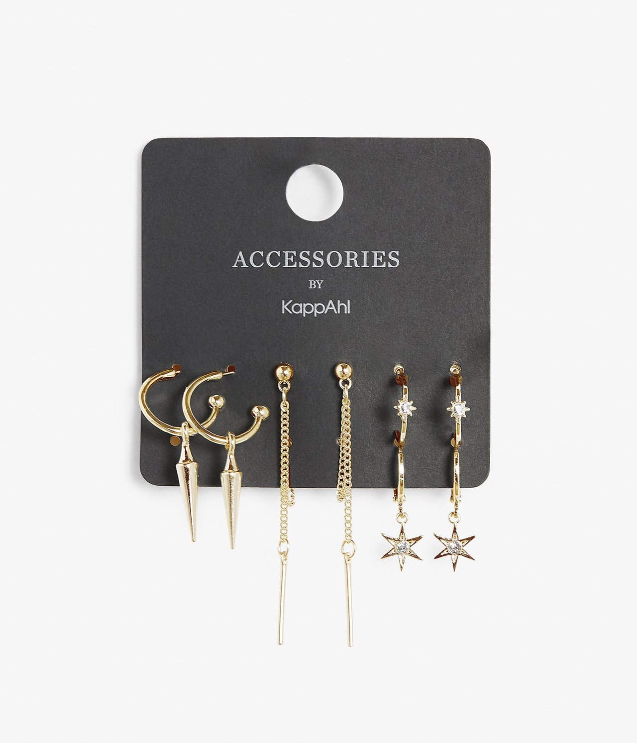 Zbliżenie z przodu na trzy pary złotych kolczyków: koła ze szpicem, z łańcuszkami i gwiazdki z cyrkoniami.