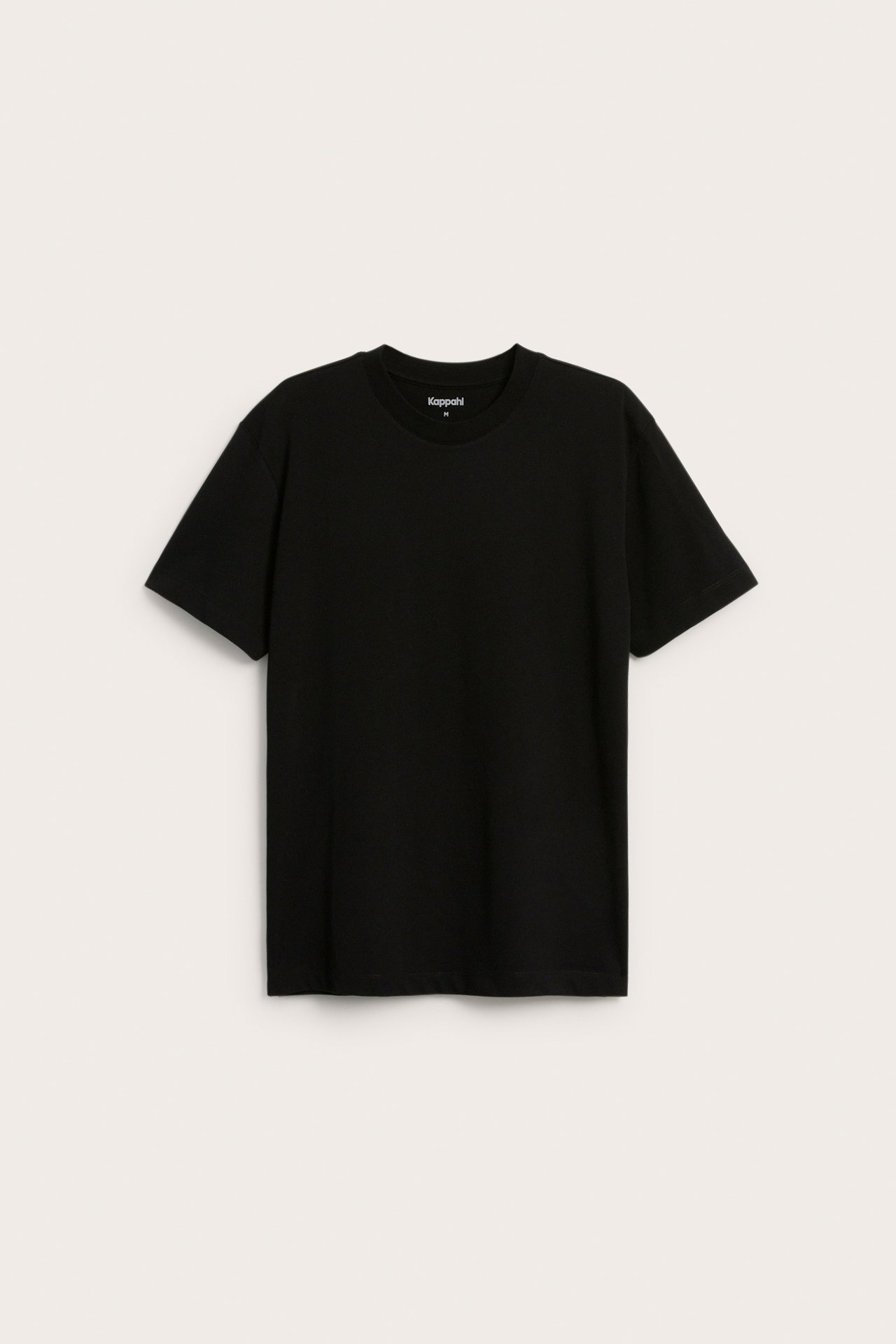 Framsida av en enfärgad svart lös passform kortärmad bomulls-t-shirt med rund hals.