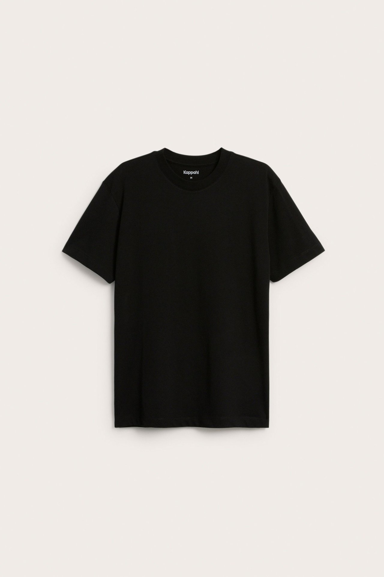 Widok z przodu na gładki czarny, luźny, bawełniany T-shirt z krótkim rękawem i okrągłym dekoltem.