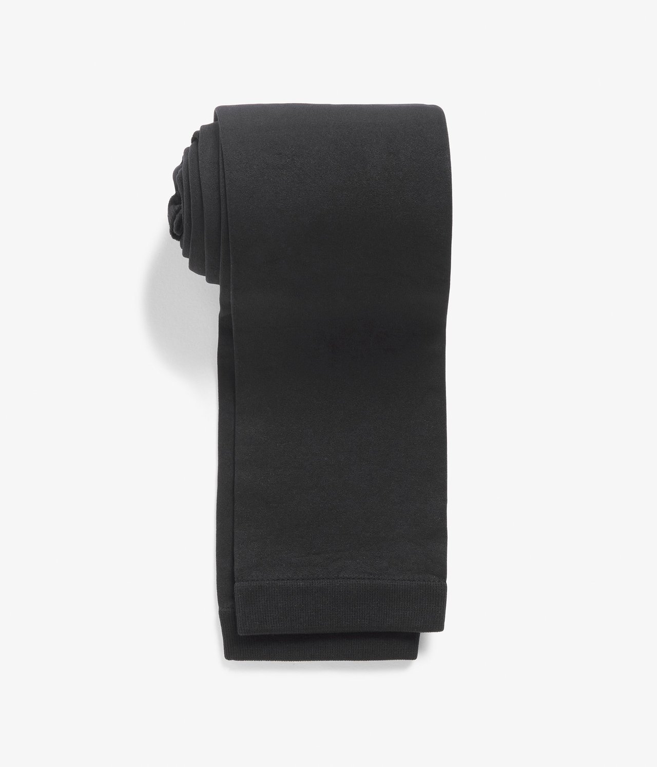 Ylhäältä näkymä taitetuista mustista läpinäkymättömistä leggingseistä, joissa on resorit.