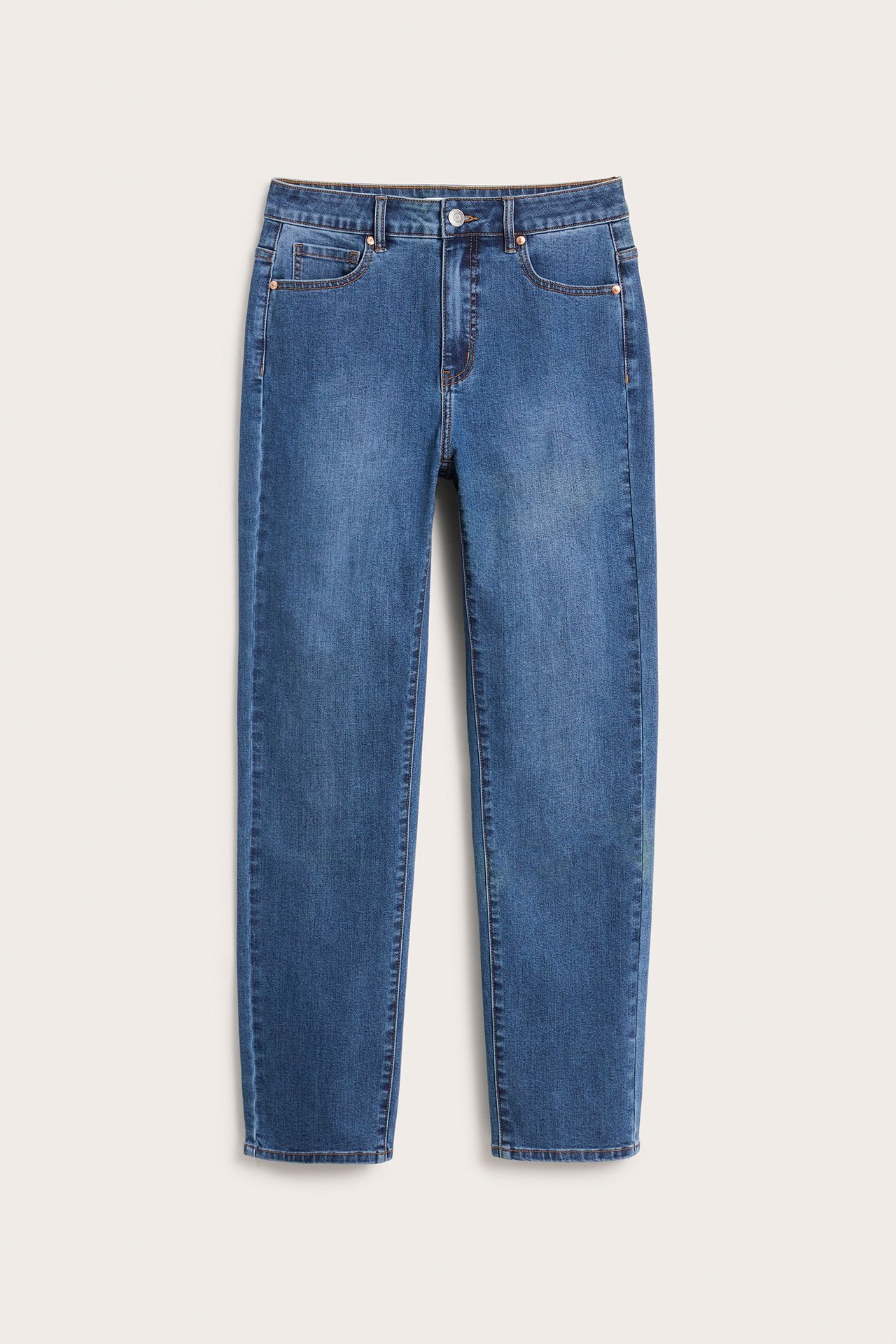 Framifrån: blå denim raka jeans med hög midja, fem fickor, dragkedja och knappstängning.