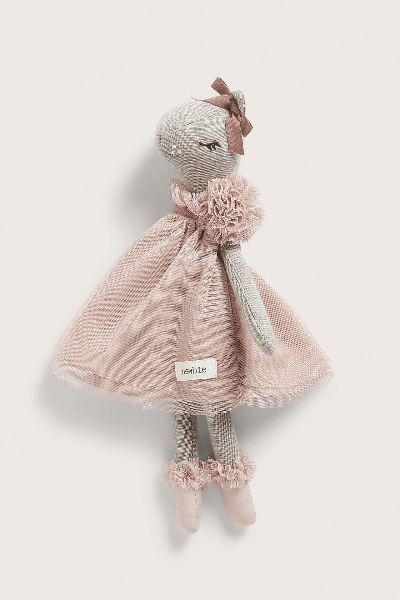 Framsida: Beige melerad bomullskanin gosedjur i rosa tyllklänning med blomma och rosett.