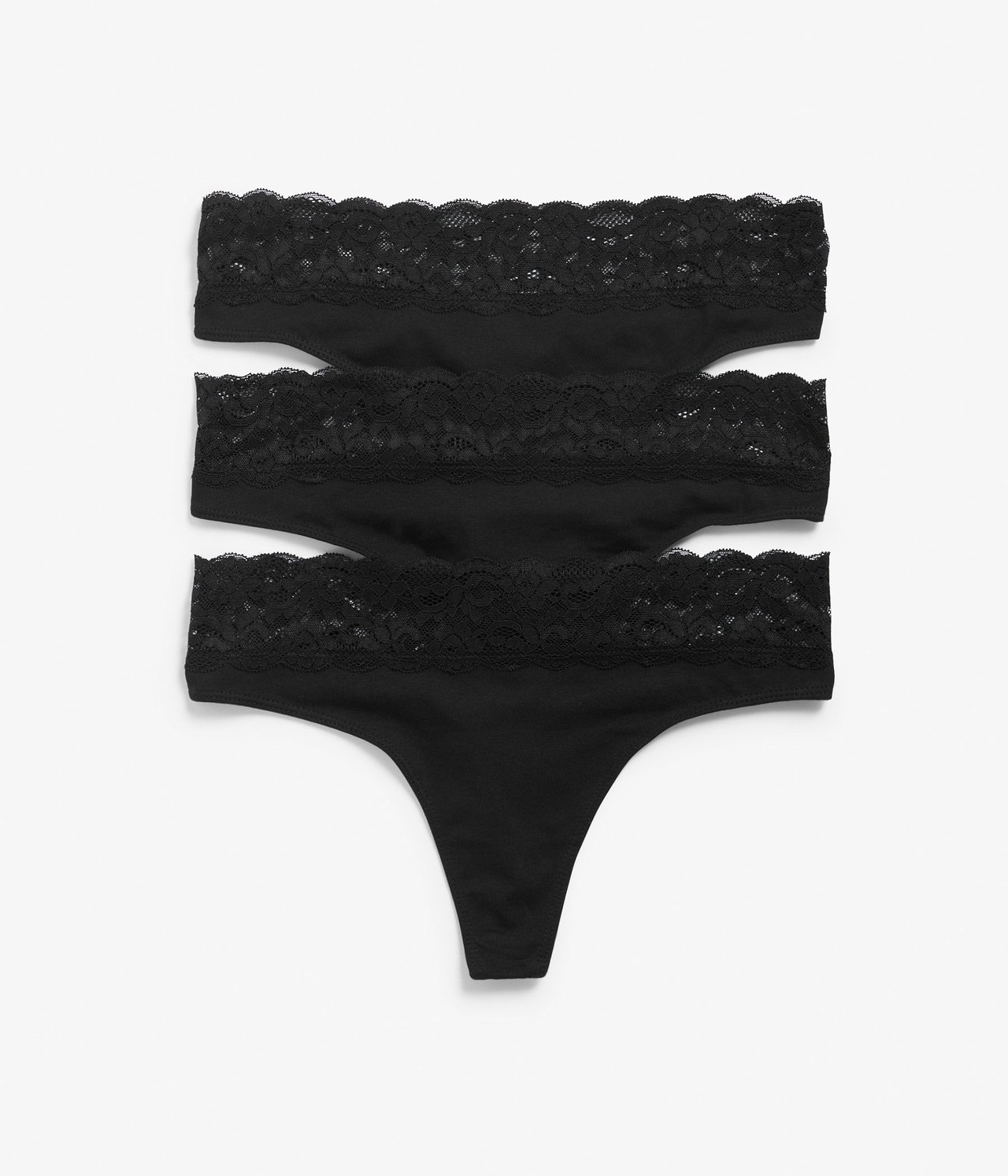 Ovenfra: Tre svarte bomullsstringtruser med bred blondekant i midjen, flatt på hvit overflate.