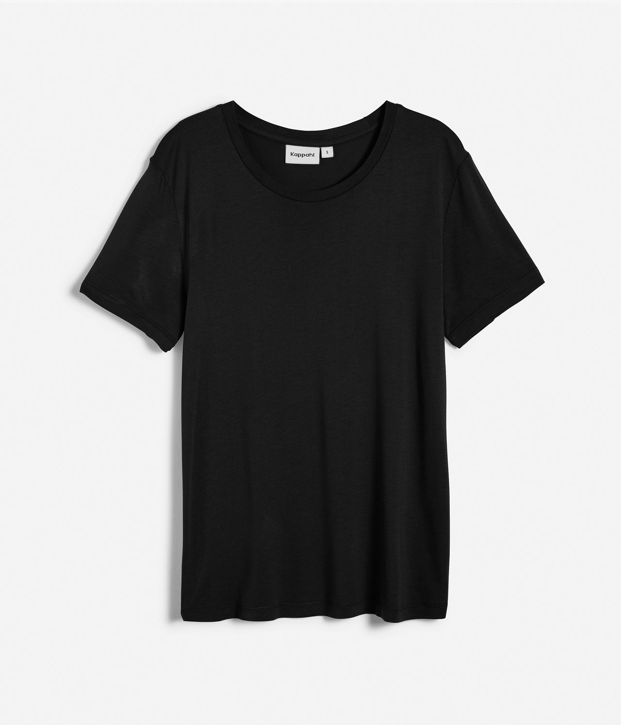 Framifrån, svart enfärgad kortärmad t-shirt i viskos med rund halsringning.