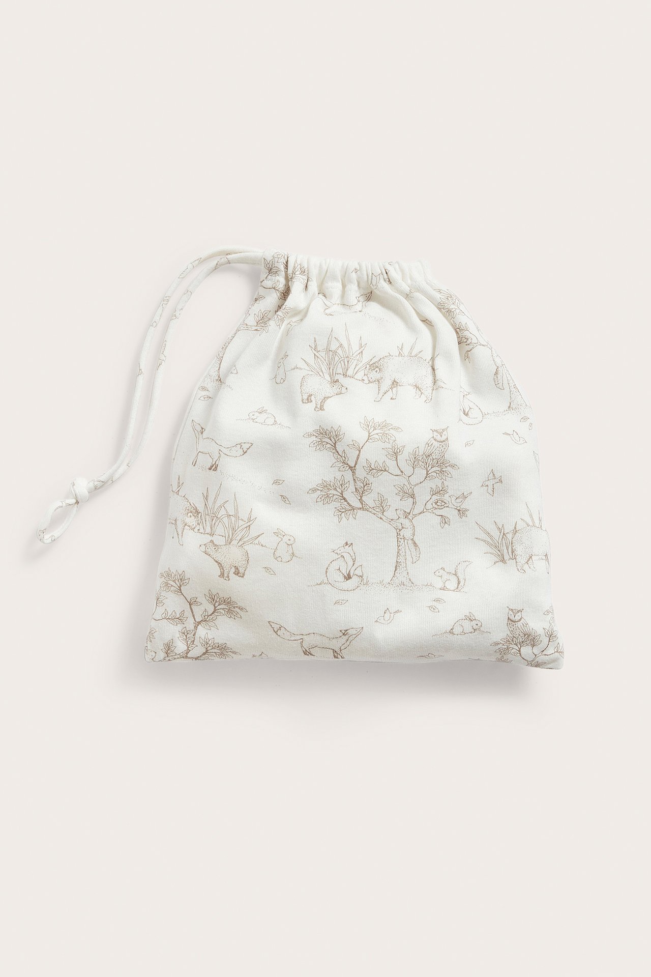 Widok z przodu, beżowa, bawełniana torebka prezentowa ze sznurkiem, z wzorem zwierzęco-leśnym.