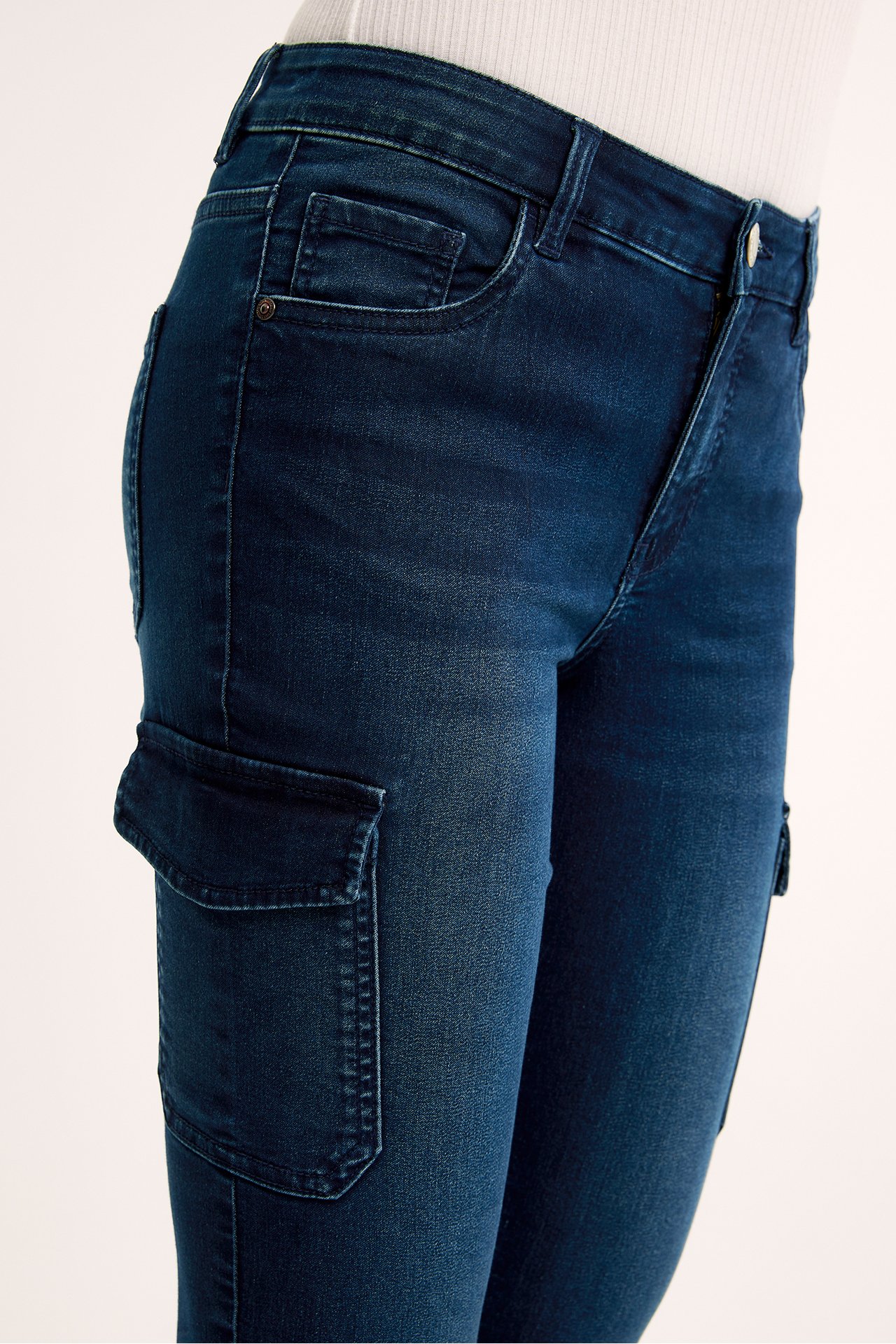 Jeansy z bocznymi kieszeniami - Ciemny dżins - 6