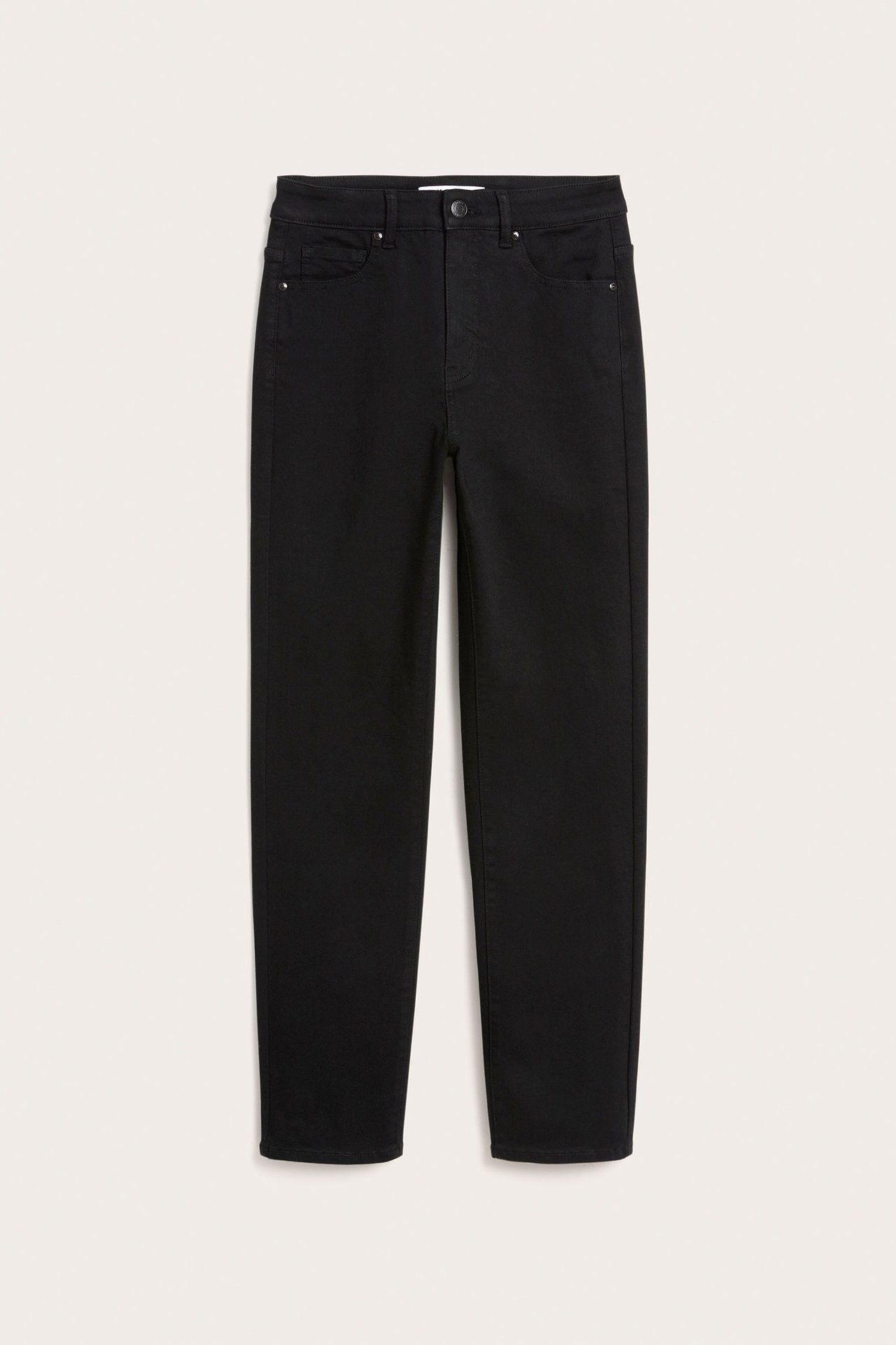 Frontvy av svarta raka jeans med hög midja, knapp och dragkedja, samt fem fickor.