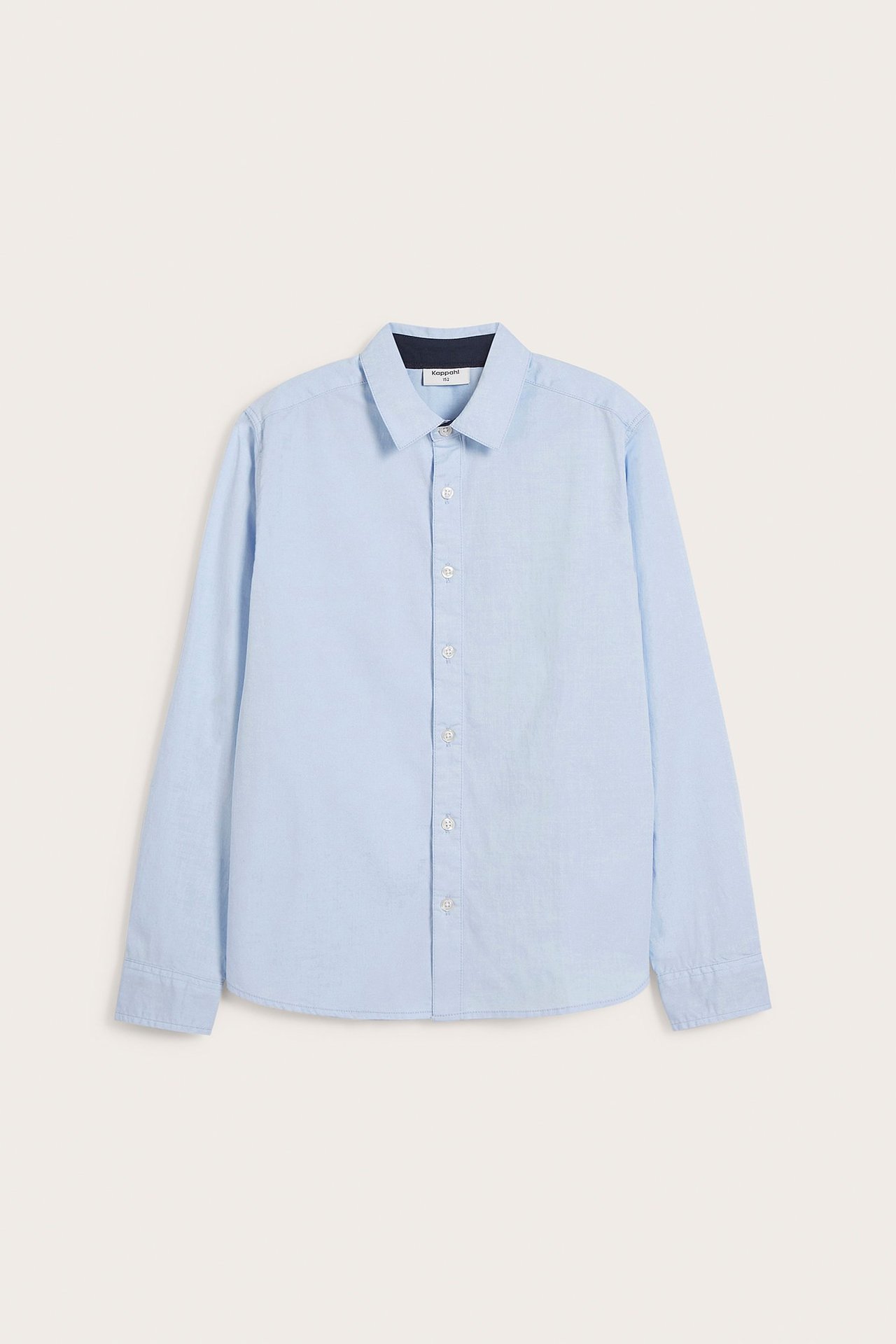Widok z przodu: jasnoniebieska bawełniana koszula oxford dla dziecka, białe guziki, granatowy kołnierz.