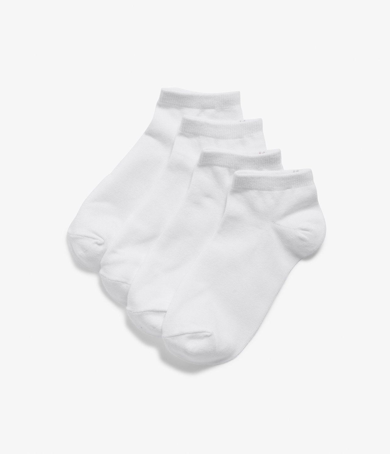 Widok z góry na cztery pary białych, gładkich skarpetek do kostek, starannie ułożonych.