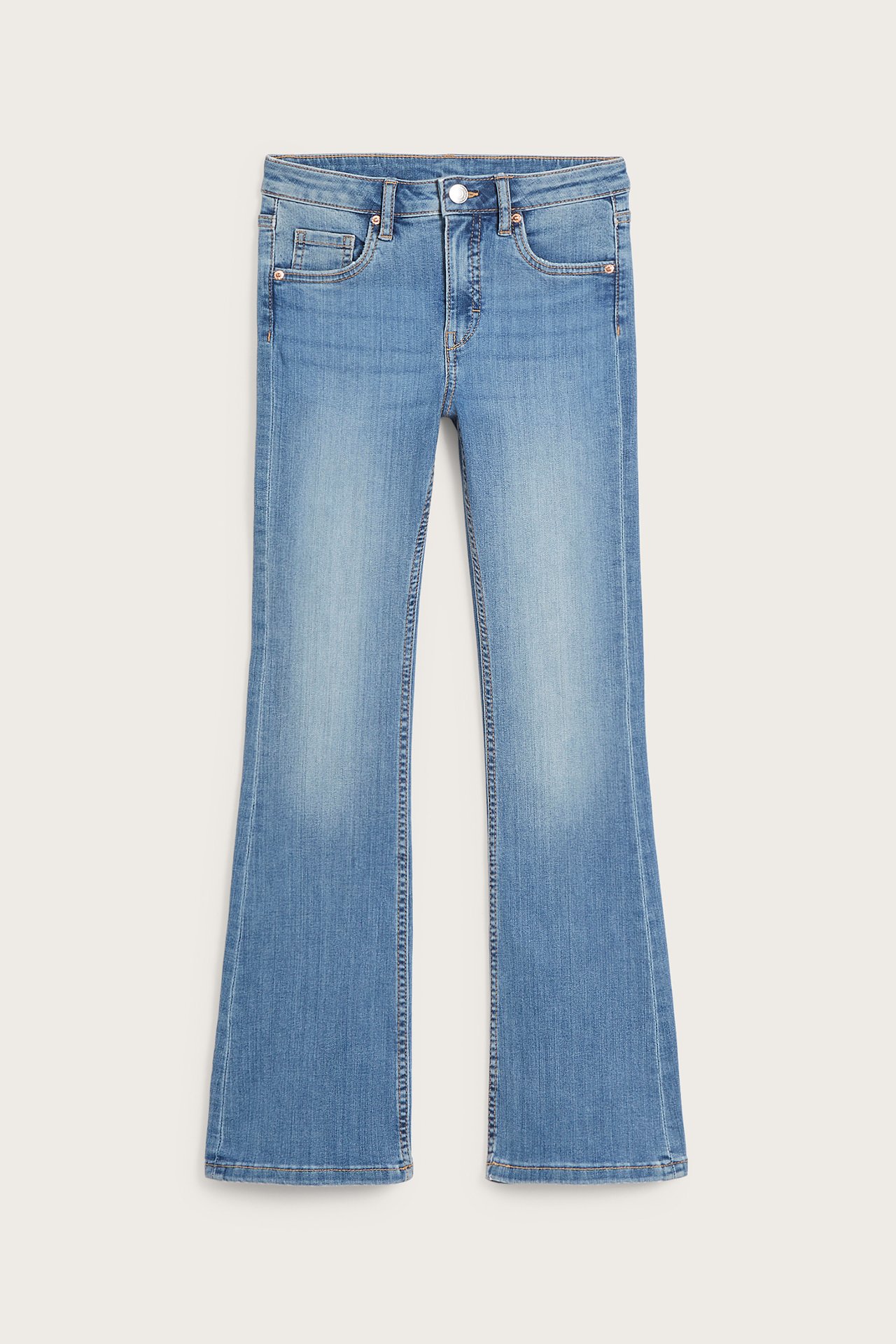 Edestä, vaaleansiniset bootcut-farkut mid-waist-mallilla, pehmeää joustavaa denimiä, nappi ja vetoketju.