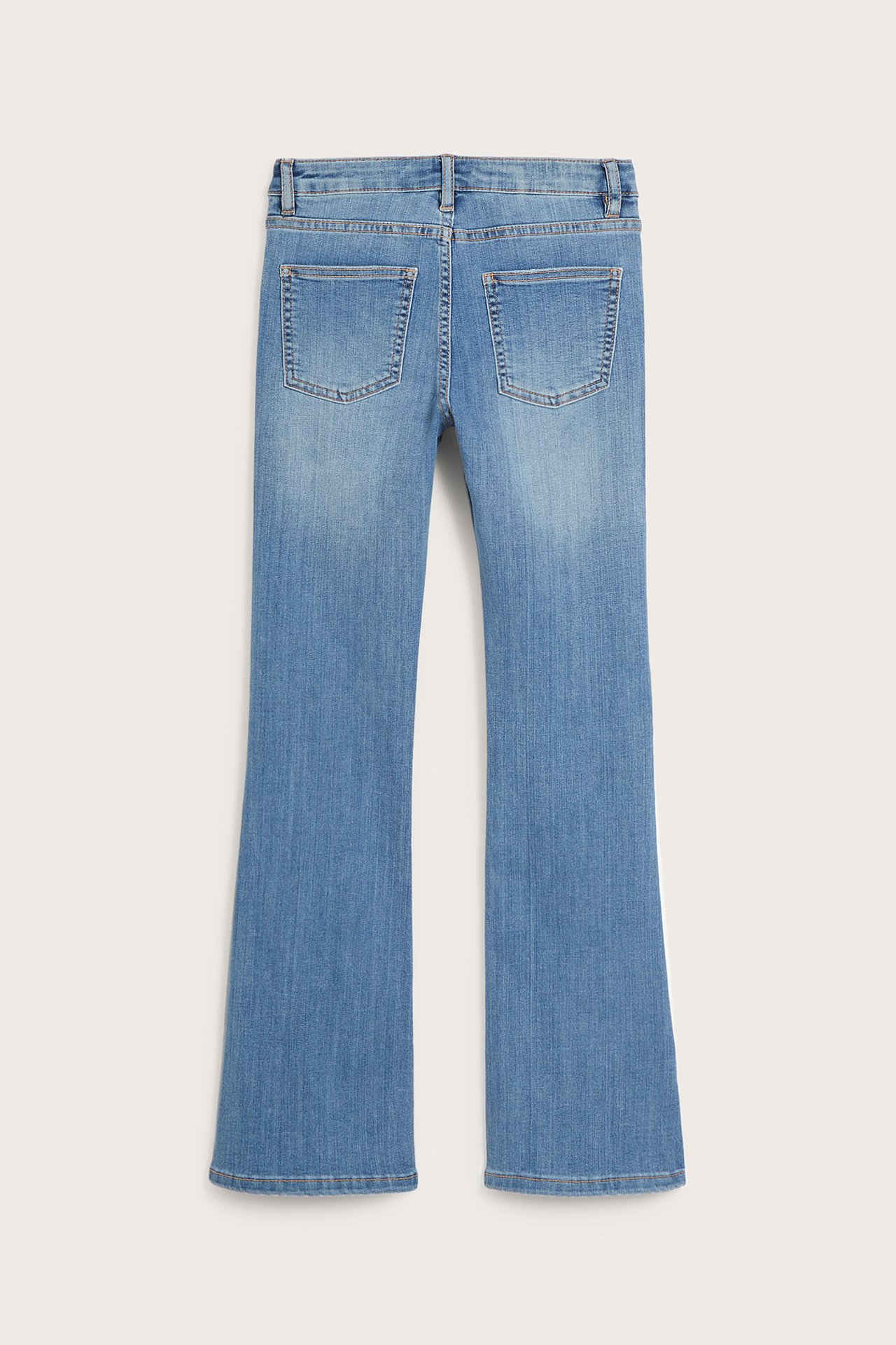 Vaaleansiniset bootcut-farkut takaa, joissa kaksi takataskua ja vyölenkit.