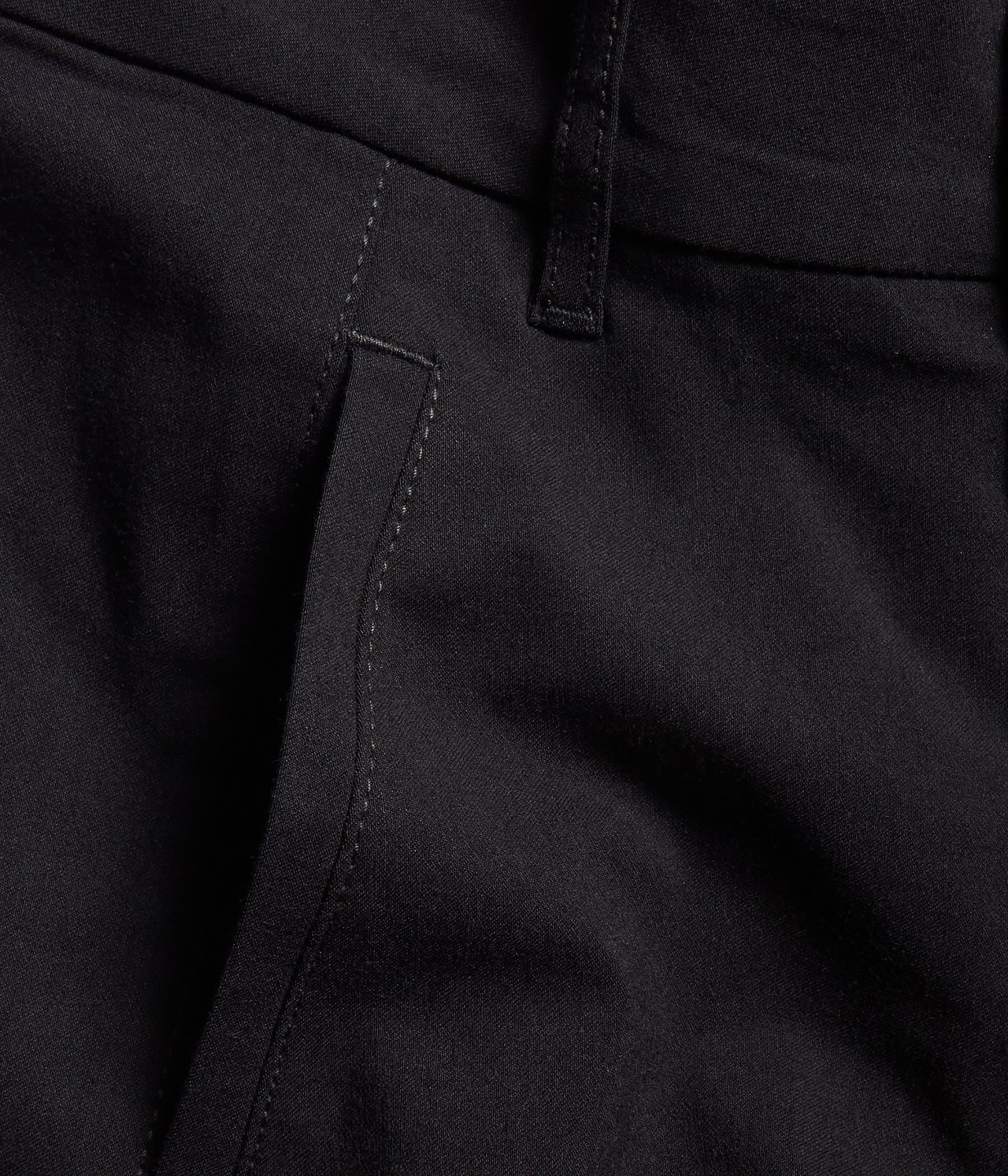 Zbliżenie czarnych spodni boyfriend slim fit, ukazujące kieszeń i szlufkę.