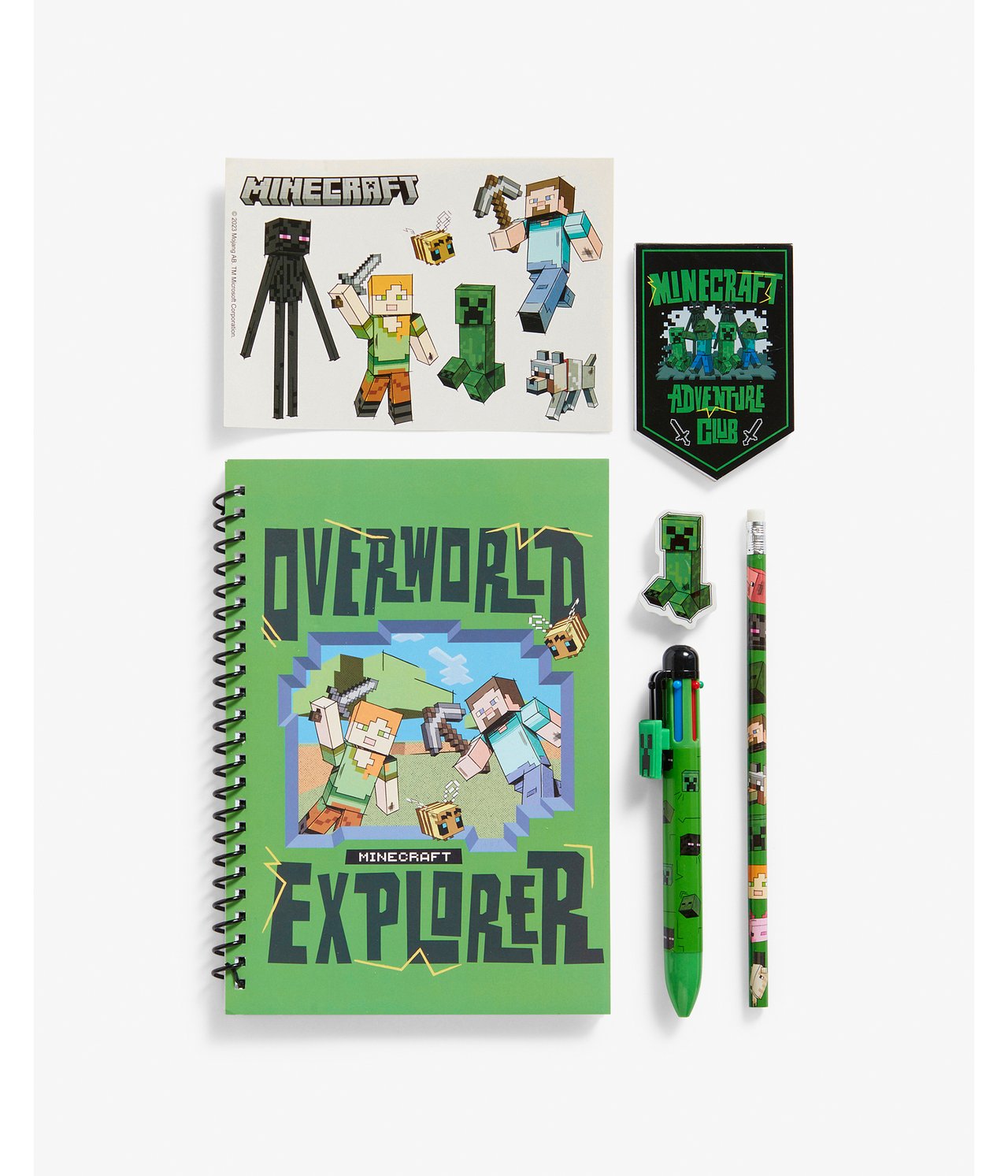 Ylhäältä: vihreä Minecraft-kierrevihko, monivärikynä, lyijykynä, Creeper-pyyhekumi, tarrat ja muistilehtiö.