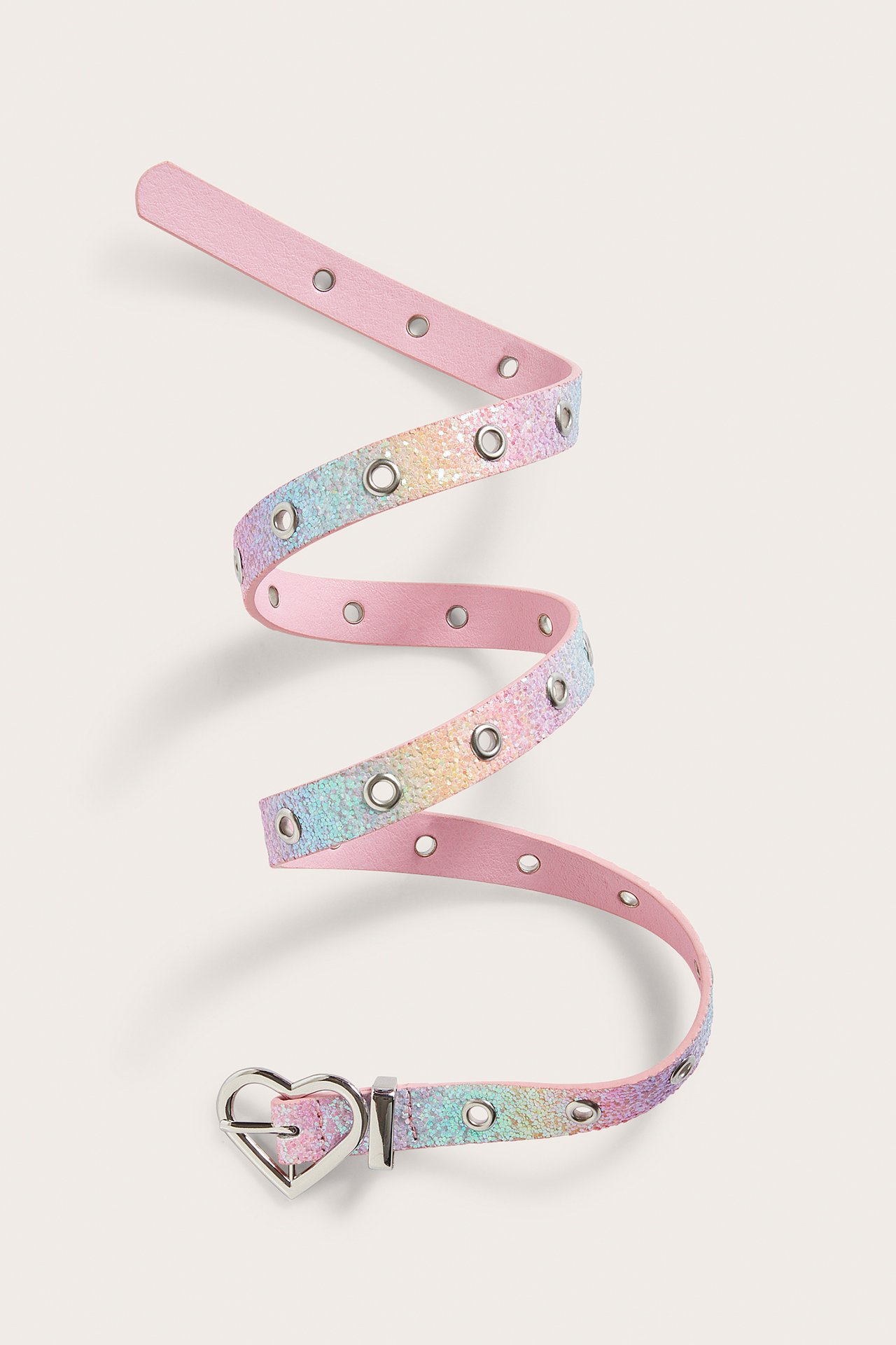 Ylhäältä kuvattu lasten kierteellä oleva sateenkaari glittervyö metallirenkailla ja sydänsoljella.