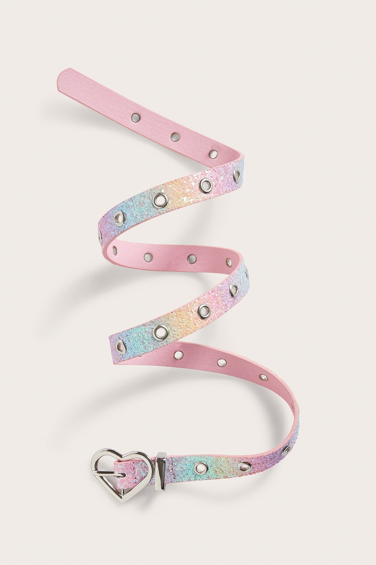 Ovenfra sett barnebelte med regnbueglitter, metallmaljer og hjerteformet spenne, snurret.