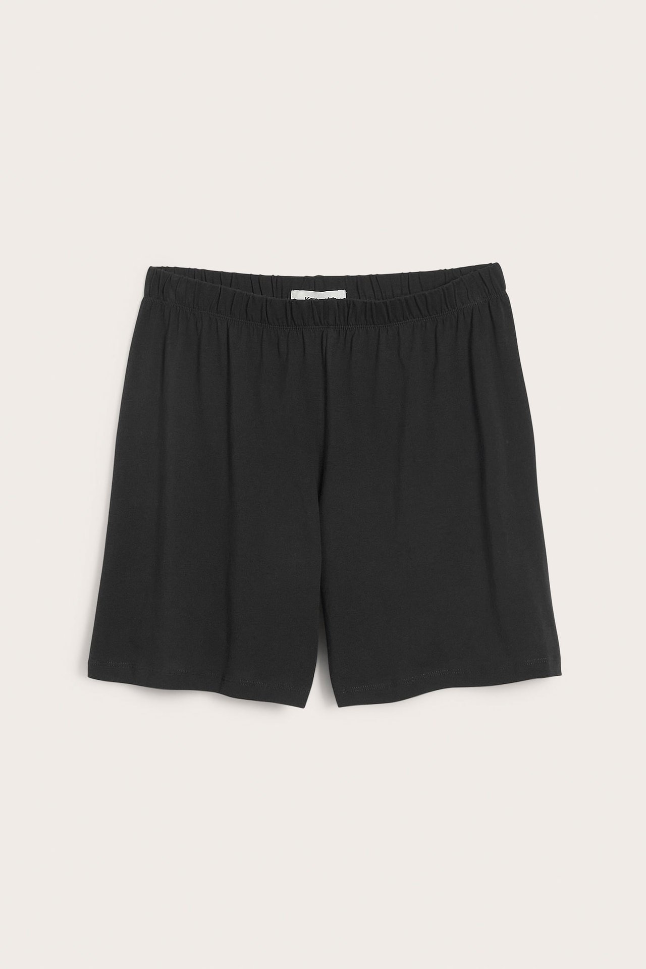 Frontutsikt av svarte shorts med elastisk midje.