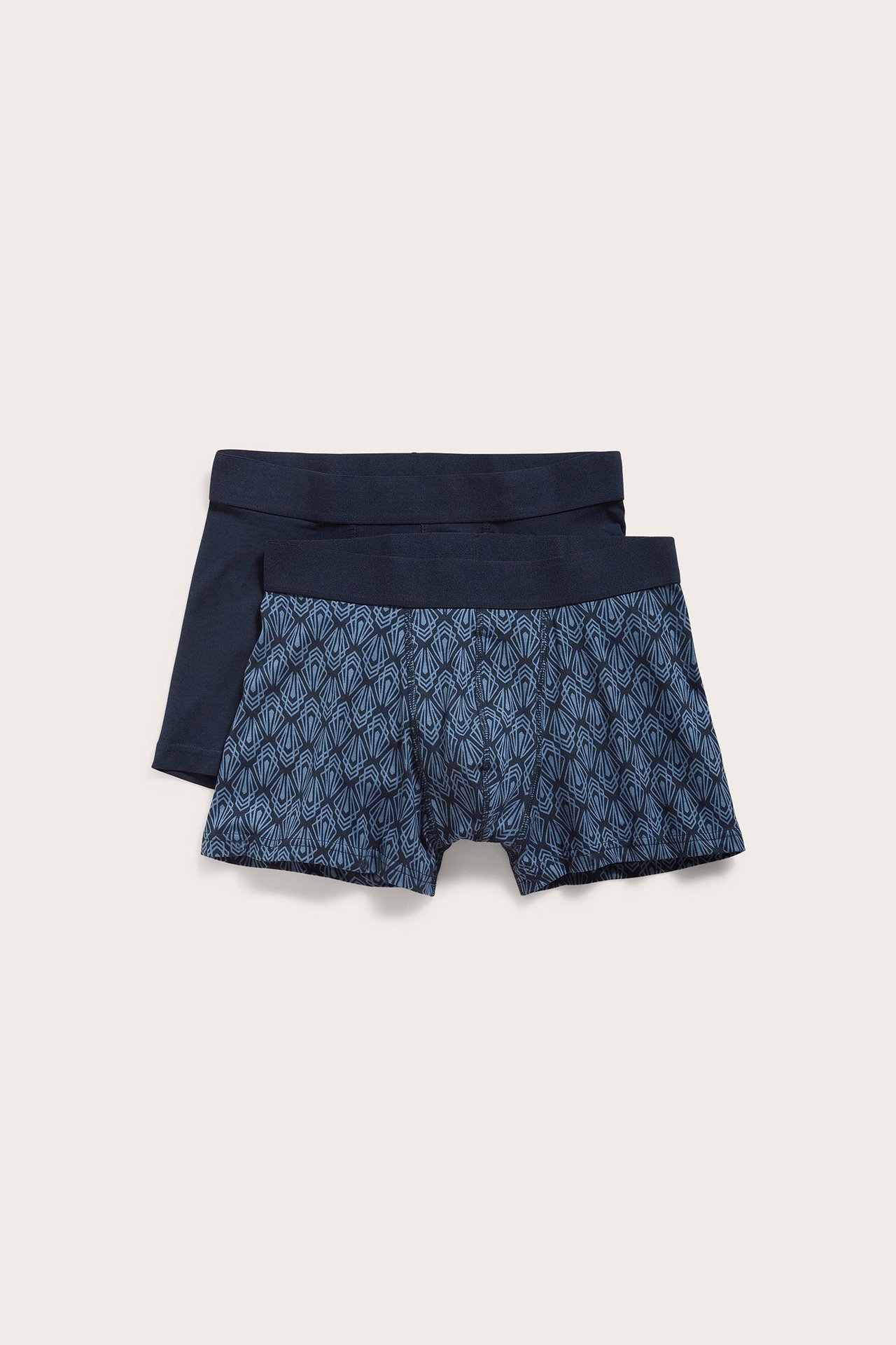 Forfra, to mørkeblå boxershorts for menn i regular fit: en mønstret, en ensfarget.