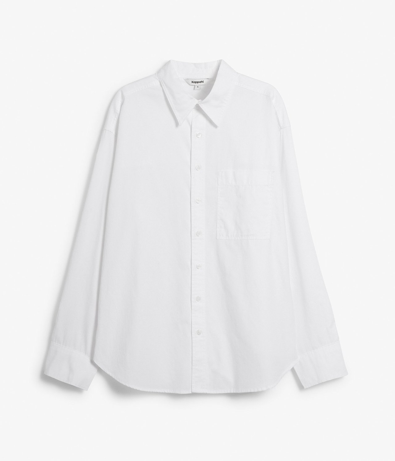 Widok z przodu białej, luźnej koszuli bawełnianej z klasycznym kołnierzem, guzikami i kieszenią na piersi.