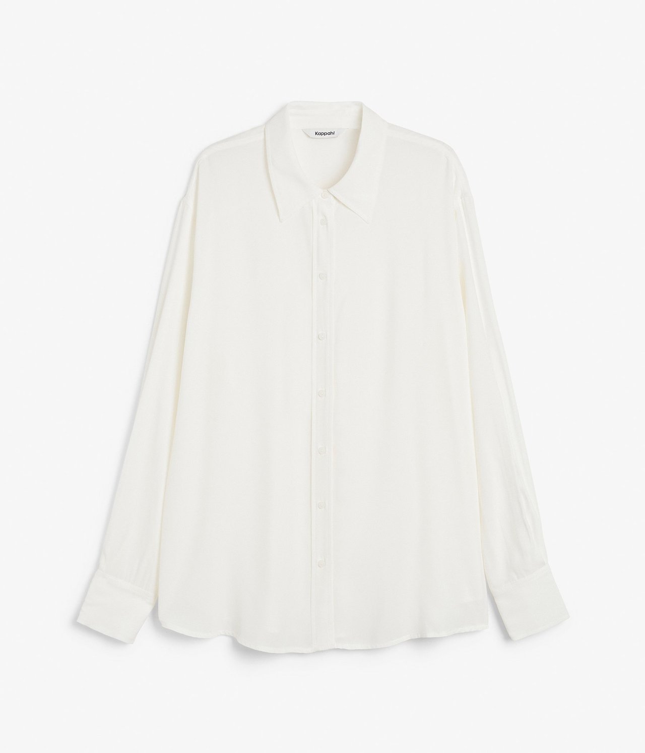 Edestä näkymä valkoisesta ylisuuresta viskoosipaidasta, jossa on kaulus ja napitus edessä.