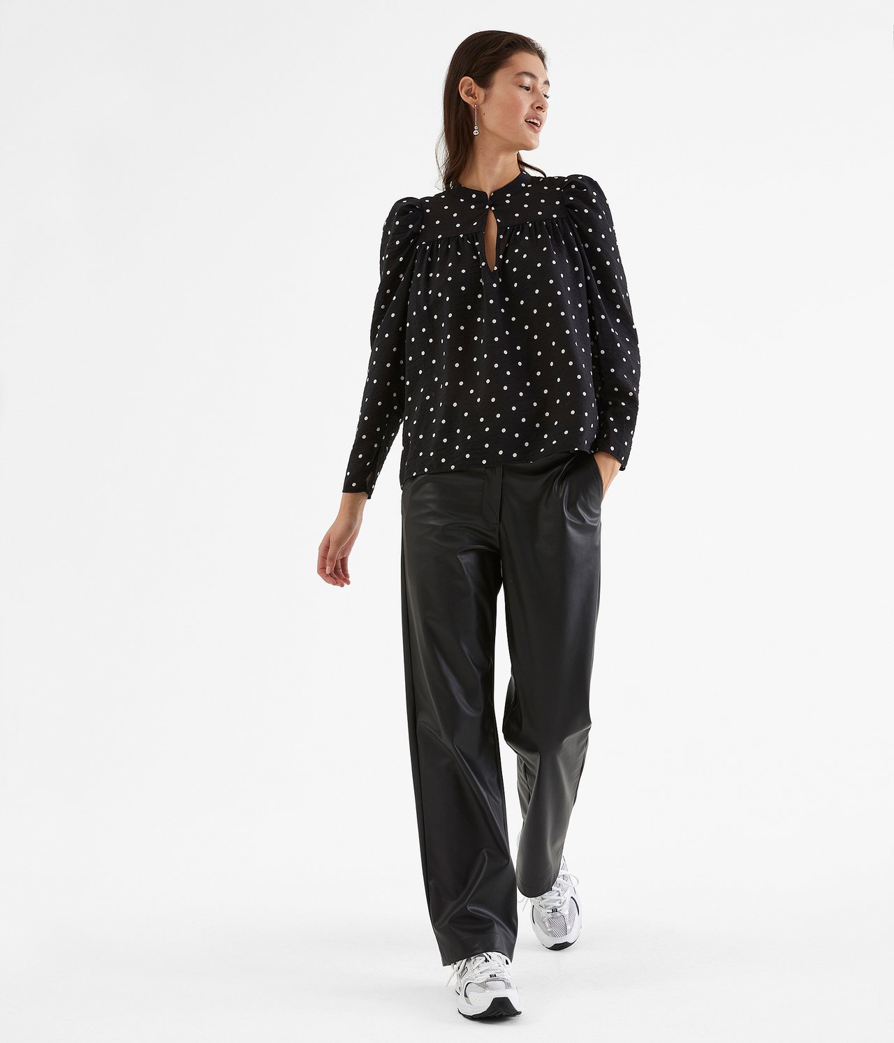 Blus med puffärm - Svart - 2