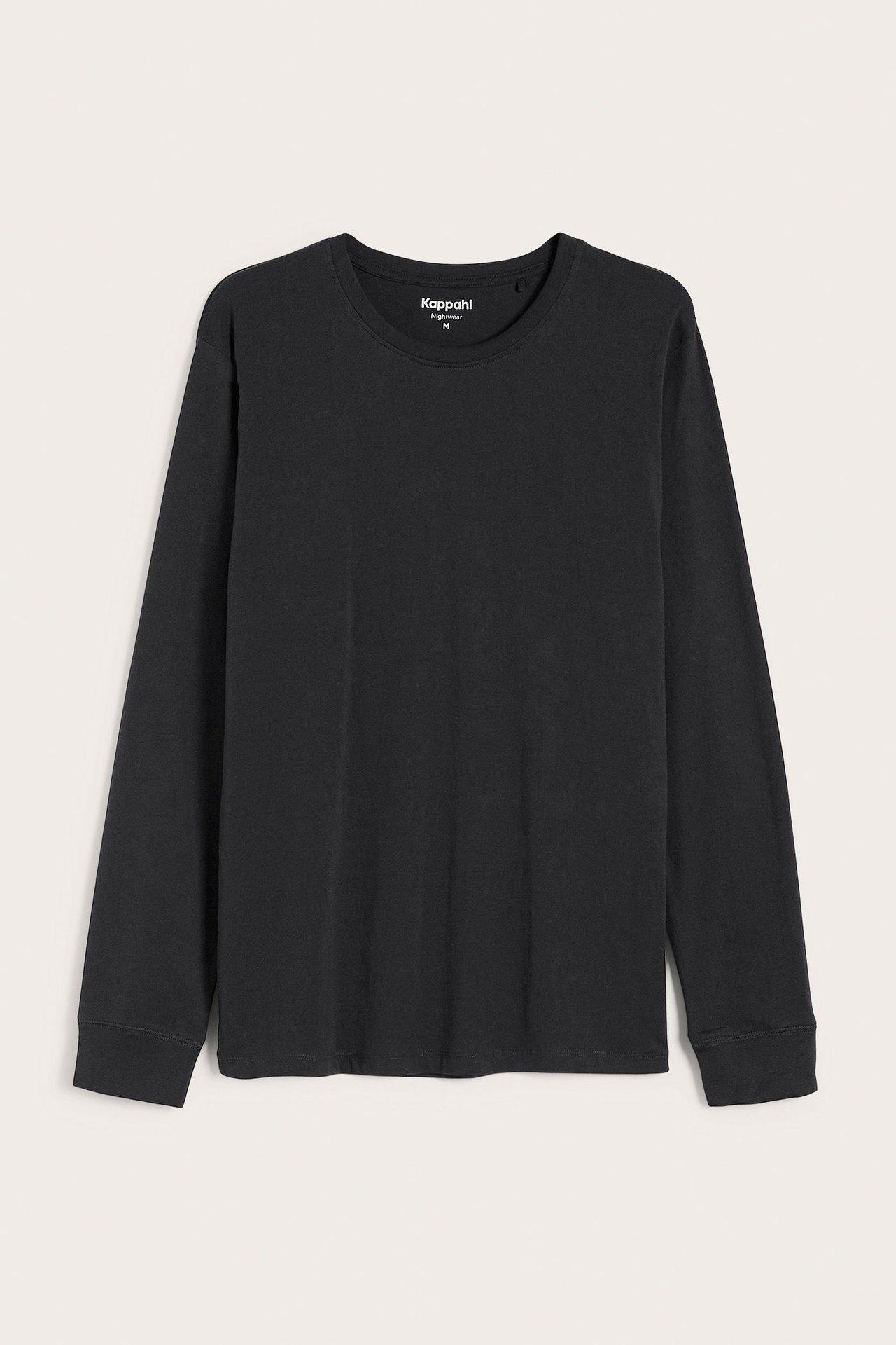 Widok z przodu czarnej, jednolitej, bawełnianej męskiej koszulki piżamowej z długimi rękawami.