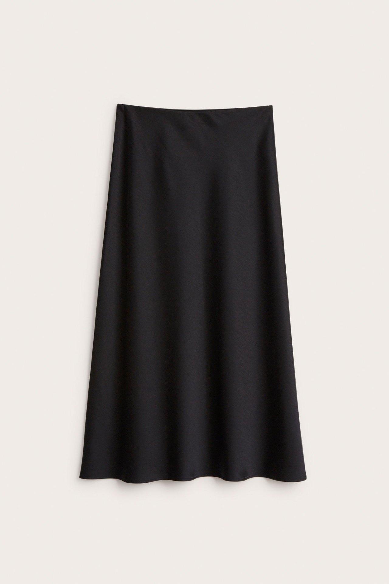 Frontvy av en svart klockad satinkjol i enfärgad polyester.