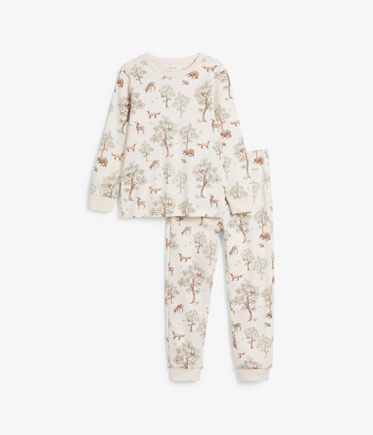 Edestä näkymä luonnonvalkoisesta lasten kaksiosaisesta pyjamasta, jossa on metsäkuvio puineen ja eläimineen.