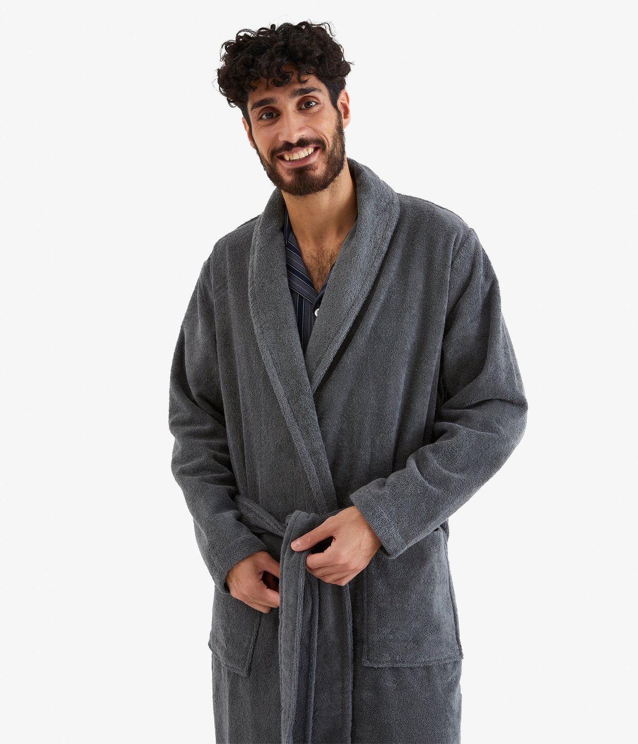 Framifrån, man i grå bomullsfrotté morgonrock med bälte och fickor, över randig pyjamas.