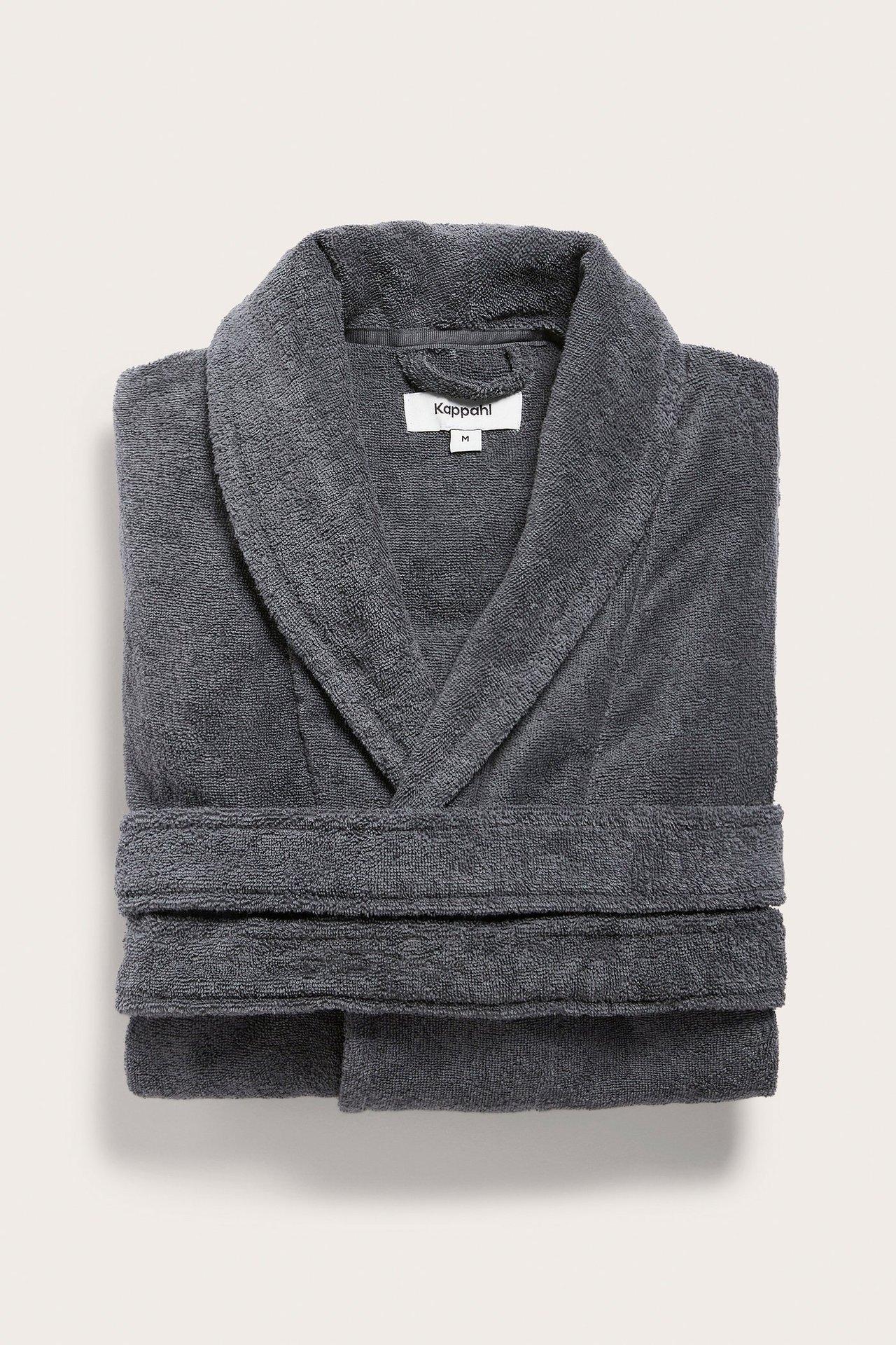 Widok z przodu złożonego, ciemnoszarego szlafroka z bawełny frotte, z kołnierzem szalowym i paskiem.