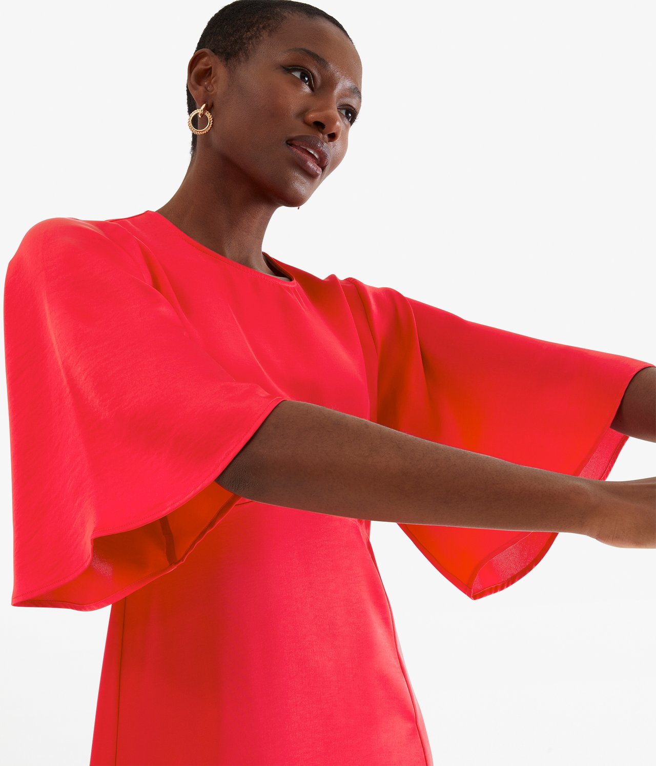 Satinklänning med klockad ärm - Röd - 3