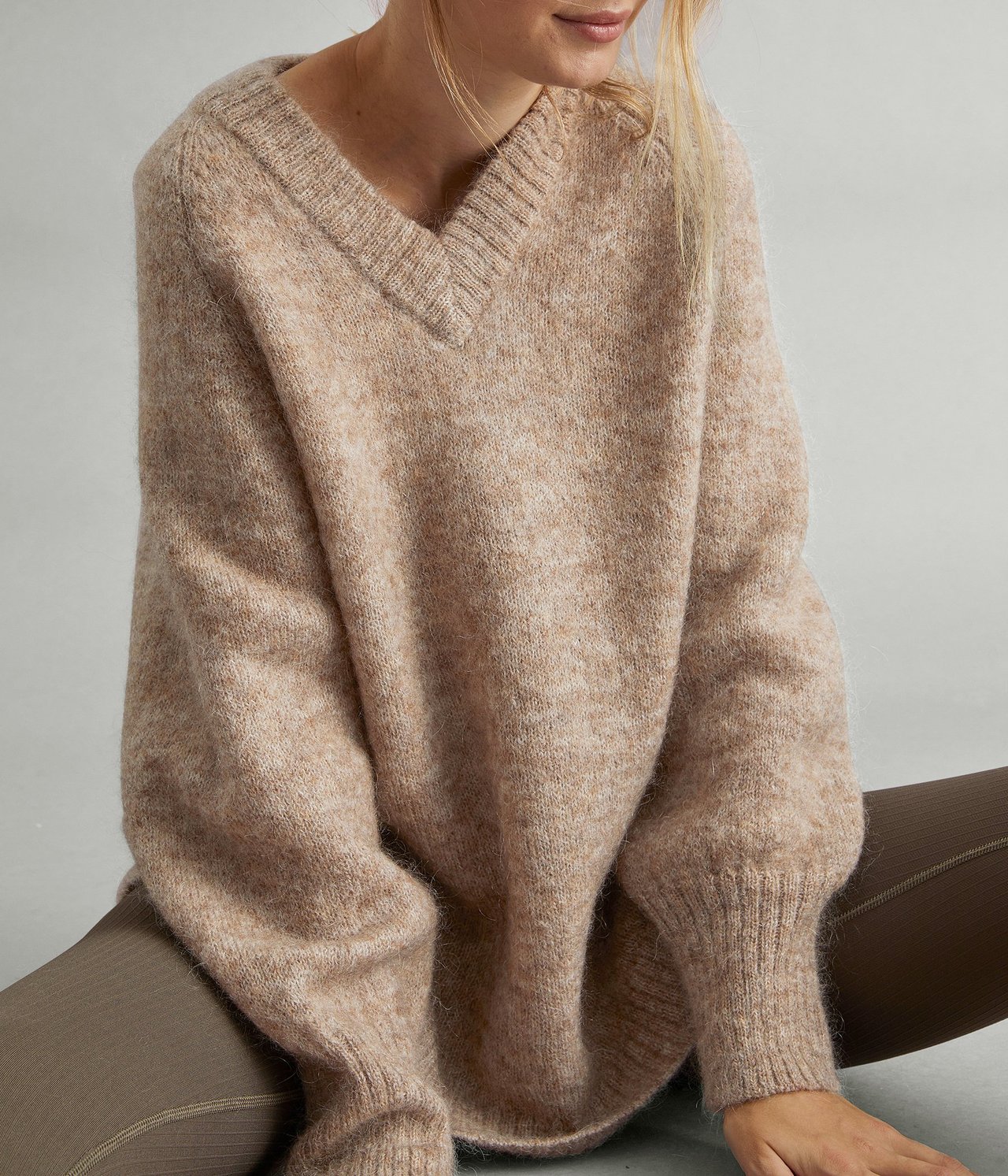 Strikkegenser i ull- og mohairblanding