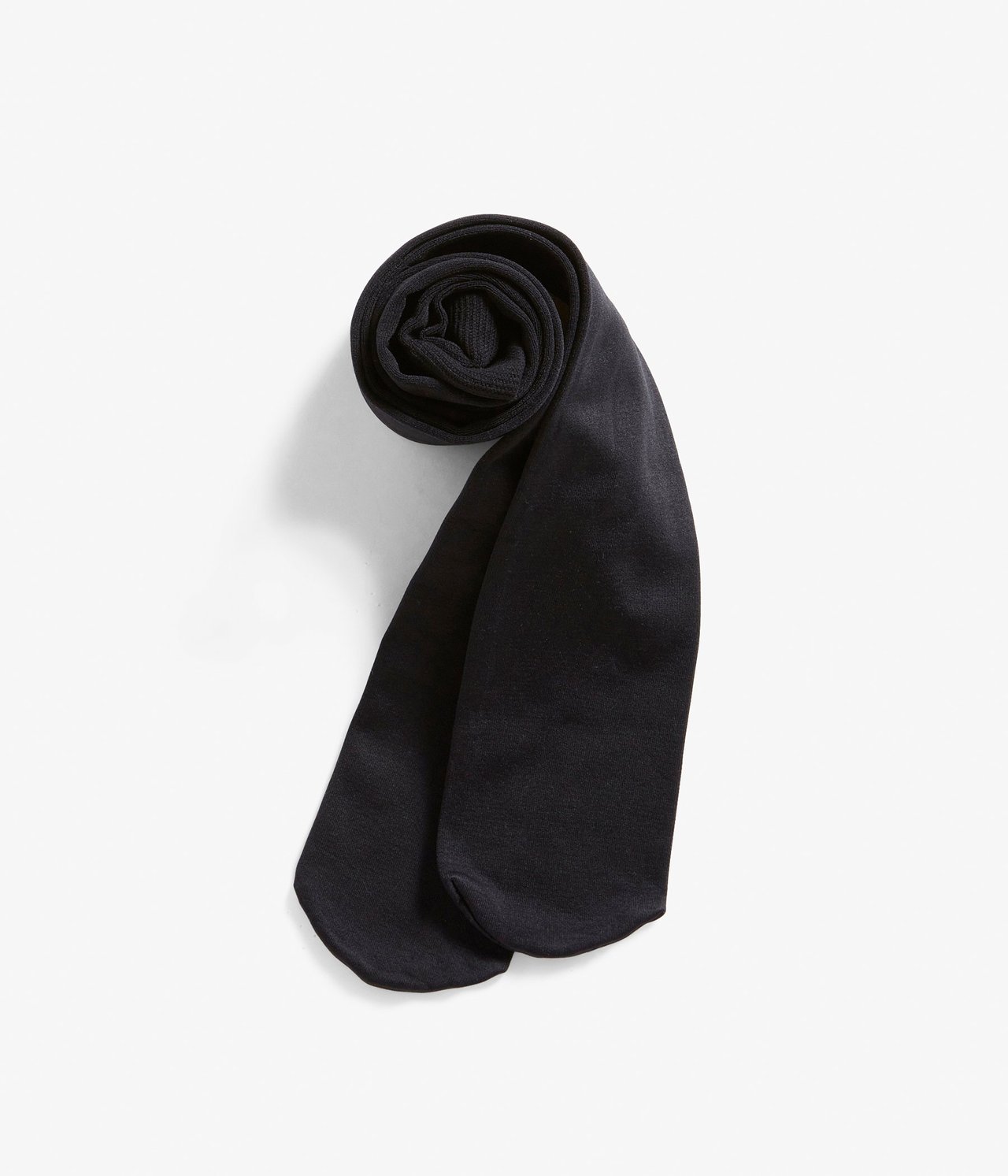 Widok z góry na czarne rajstopy 80 den, starannie zwinięte.