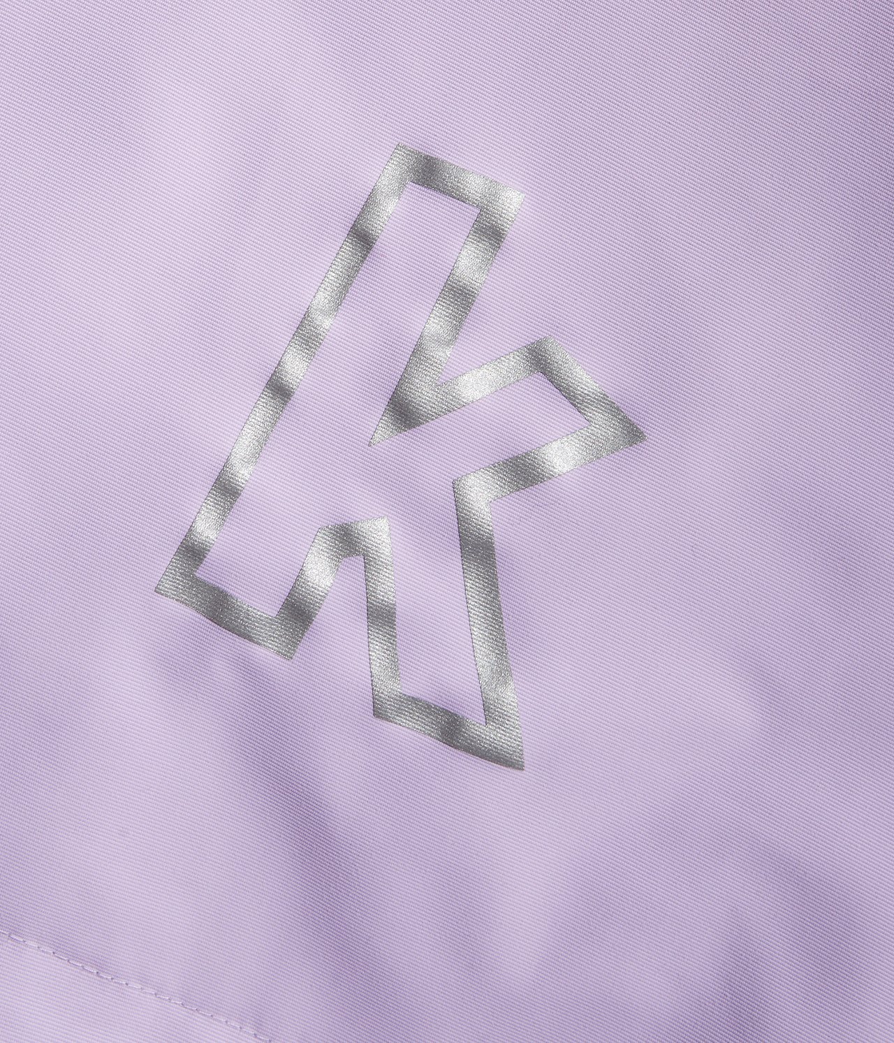 Zbliżenie liliowej wodoodpornej kurtki softshell z srebrnym logo Kaxs.