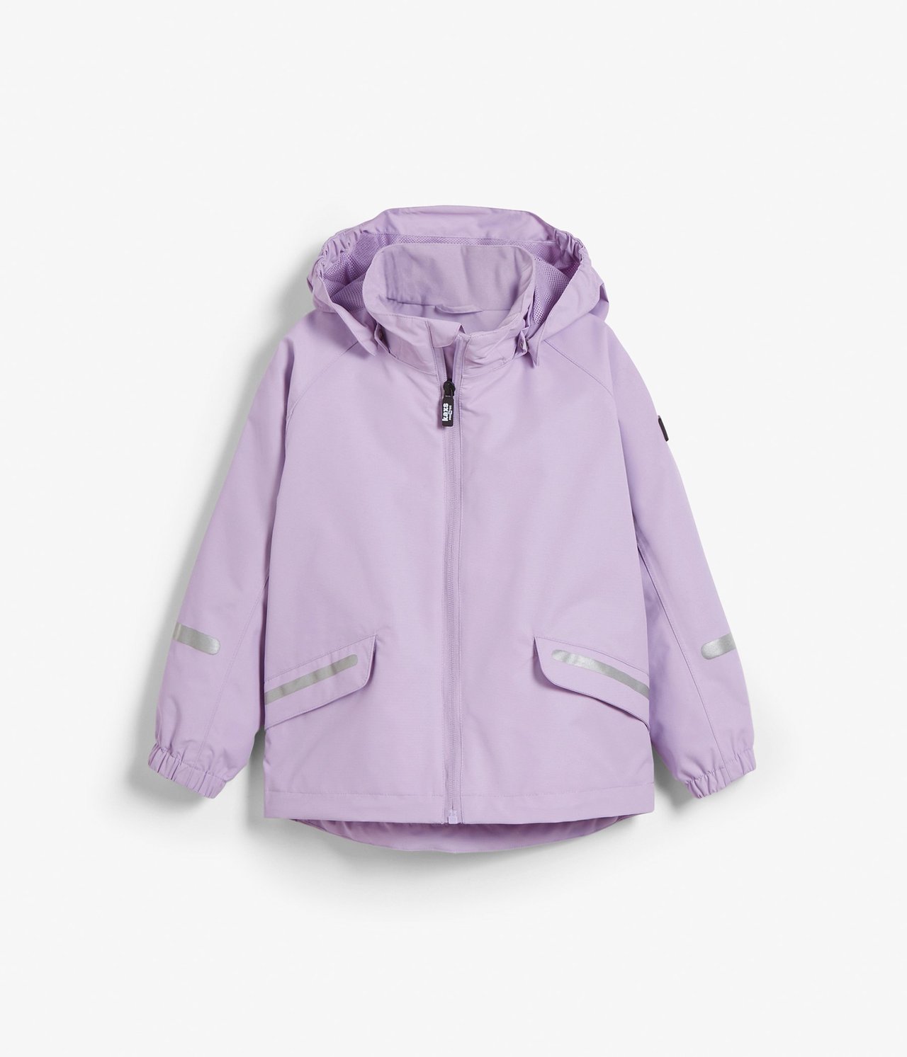 Widok z przodu fioletowej wodoodpornej kurtki dziecięcej z zamkiem, kapturem, kieszeniami i odblaskami.