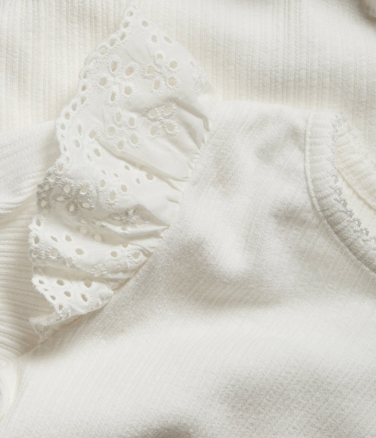 Langermet ribbestrikket body med volang - Offwhite - 3