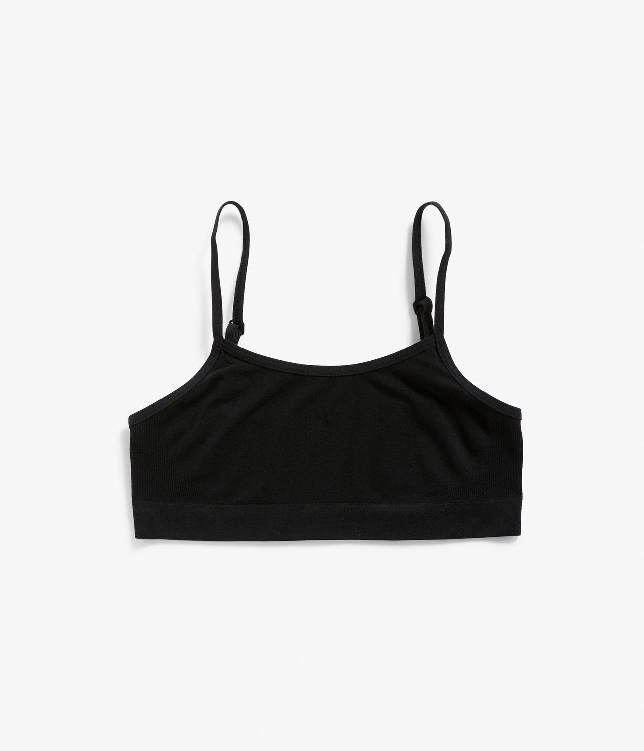 Widok z przodu czarnego bezszwowego topu na ramiączkach z regulowanymi ramiączkami i prążkowanym dołem.