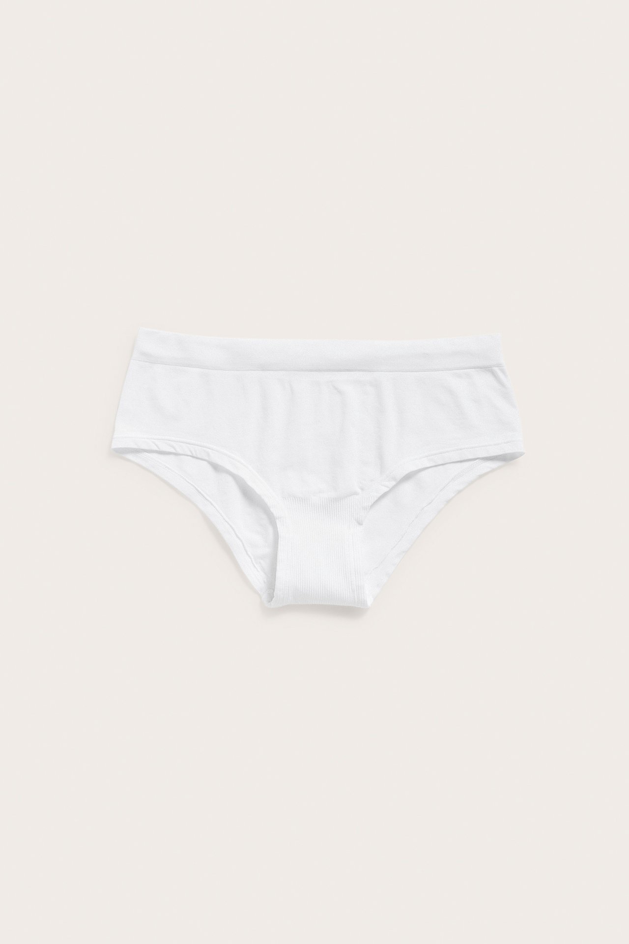Framifrån, vita seamless hipstertrosor med ribbad detalj vid grenen.