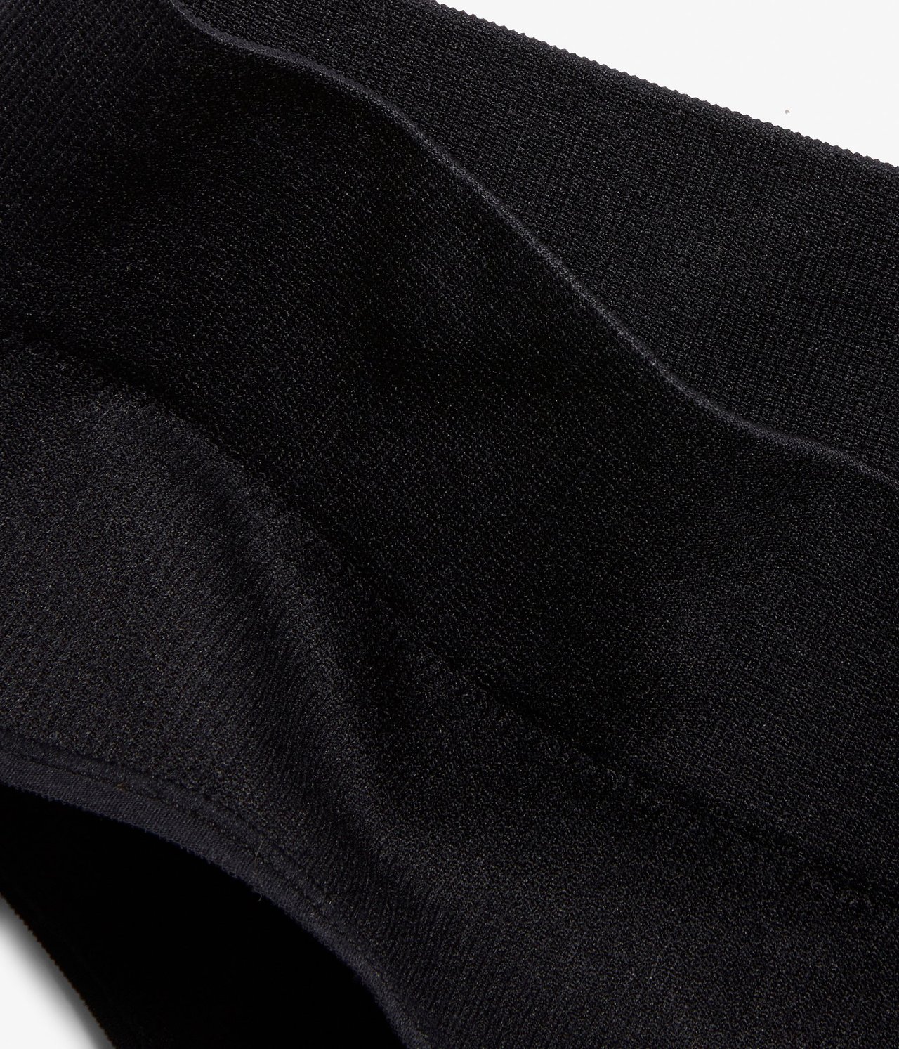 Zbliżenie czarnych, bezszwowych, prążkowanych stringów.