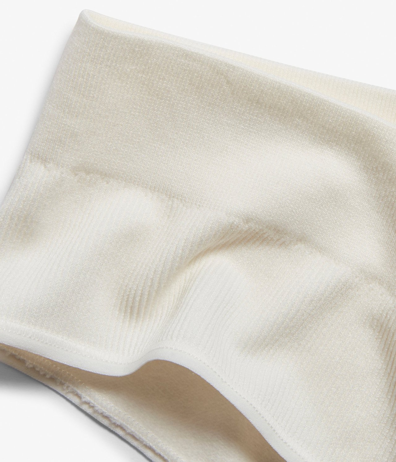 Zbliżenie białych, bezszwowych, prążkowanych stringów.